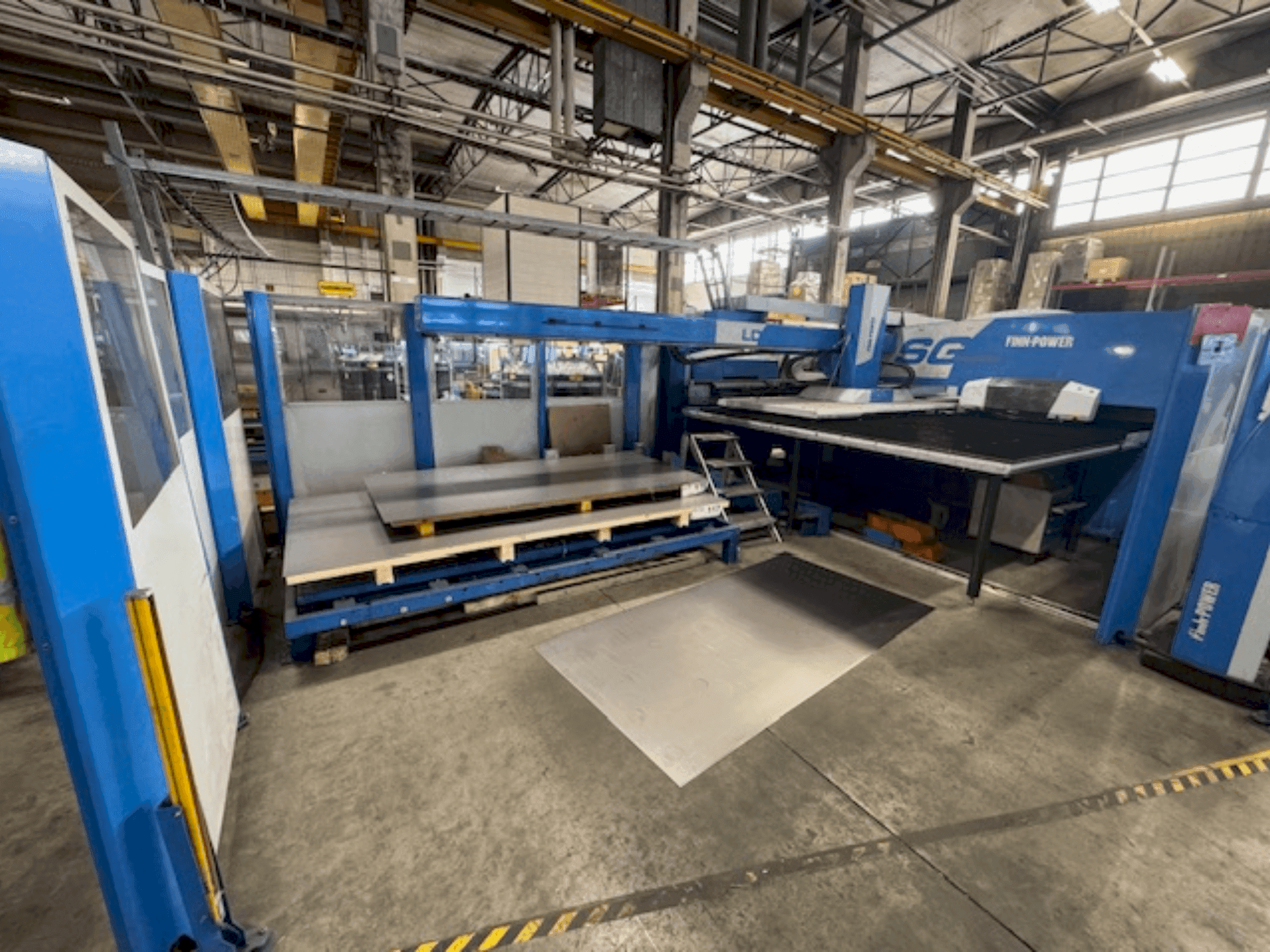 Vooraanzicht van Finn-Power SG-6 machine