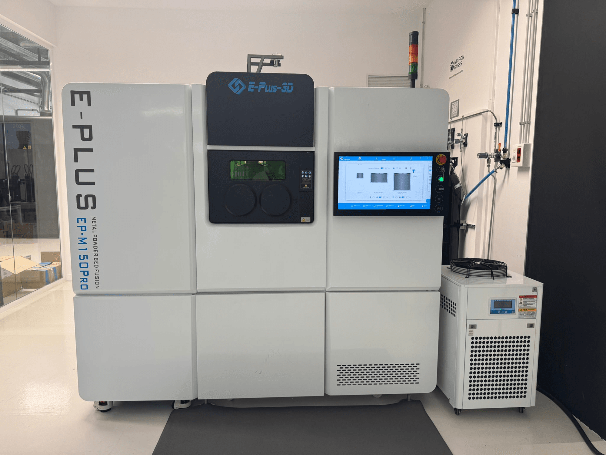 Eplus3D EP-M150Pro plastic 3D printer vooraanzicht met een touchscreen display en koeleenheid in een schone, goed verlichte werkruimte.