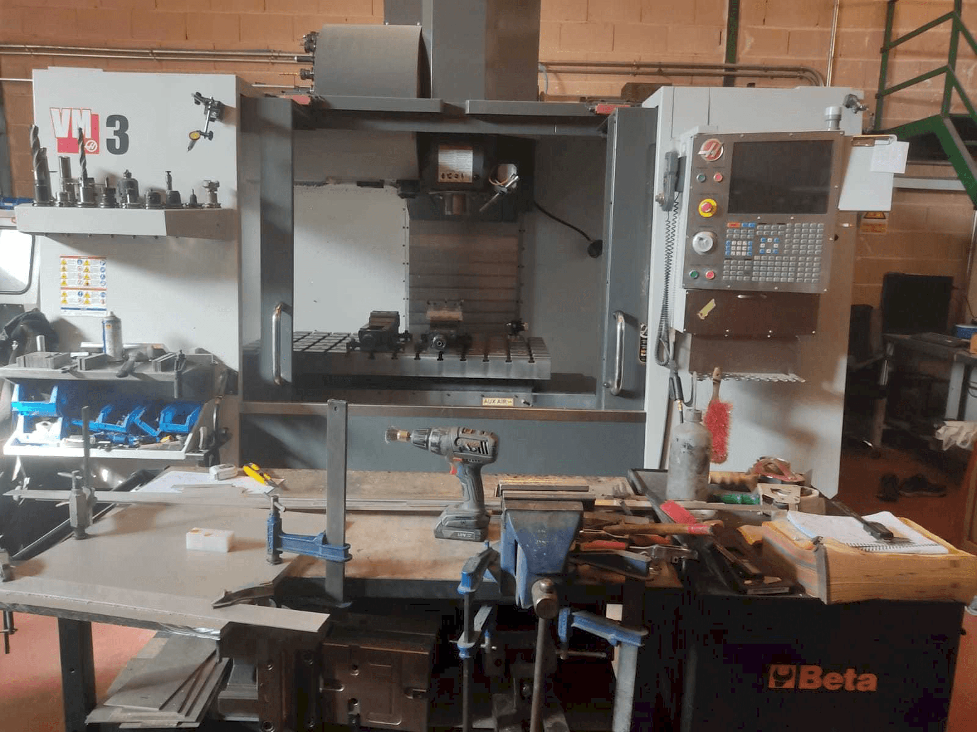 Vooraanzicht van HAAS VM-3 machine