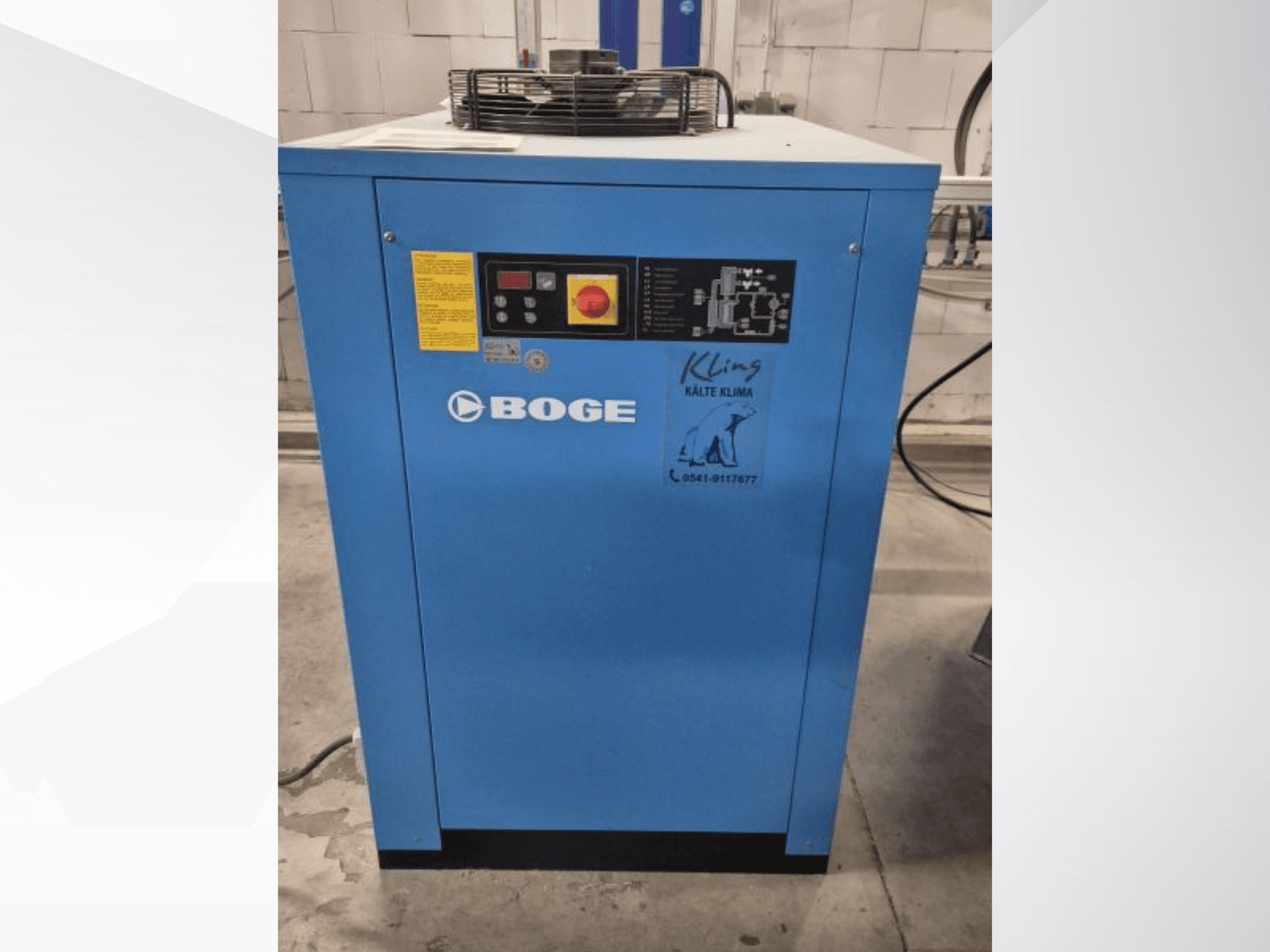 Vooraanzicht van BOGE S 111-4, een blauwe industriële koeleenheid met bedieningspaneel en waarschuwingslabels.