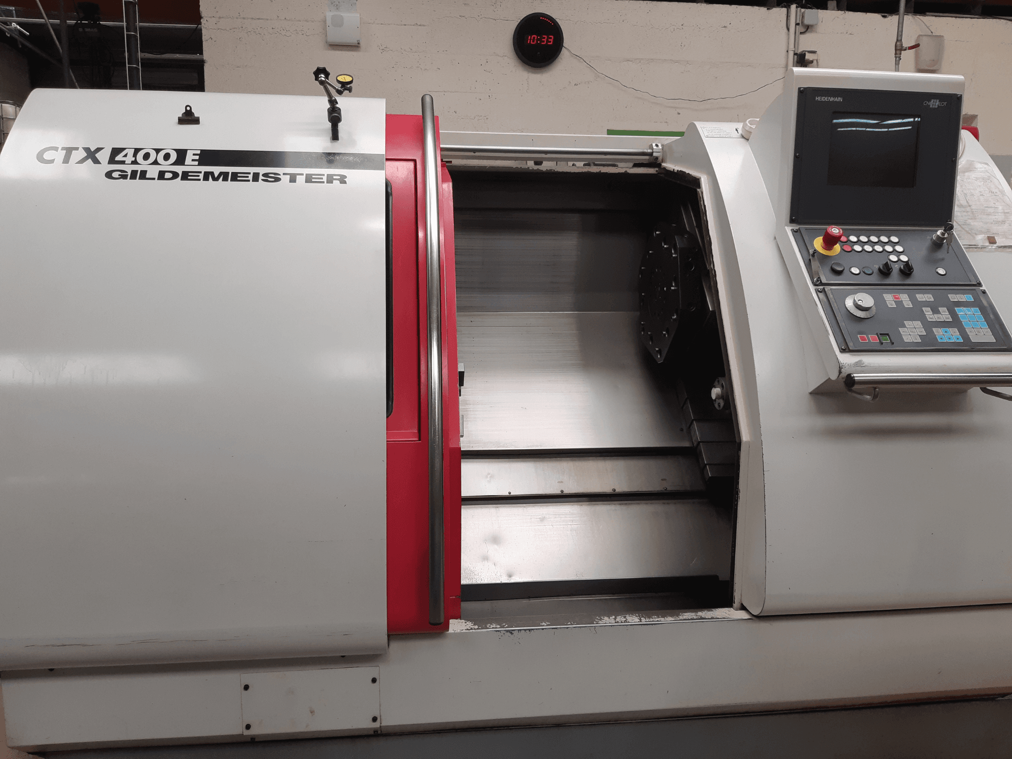 Gildemeister CTX 400 E horizontale draaibank, schuin in beeld, met weergave van het bedieningspaneel en de open voorkant voor toegang tot het gereedschap.