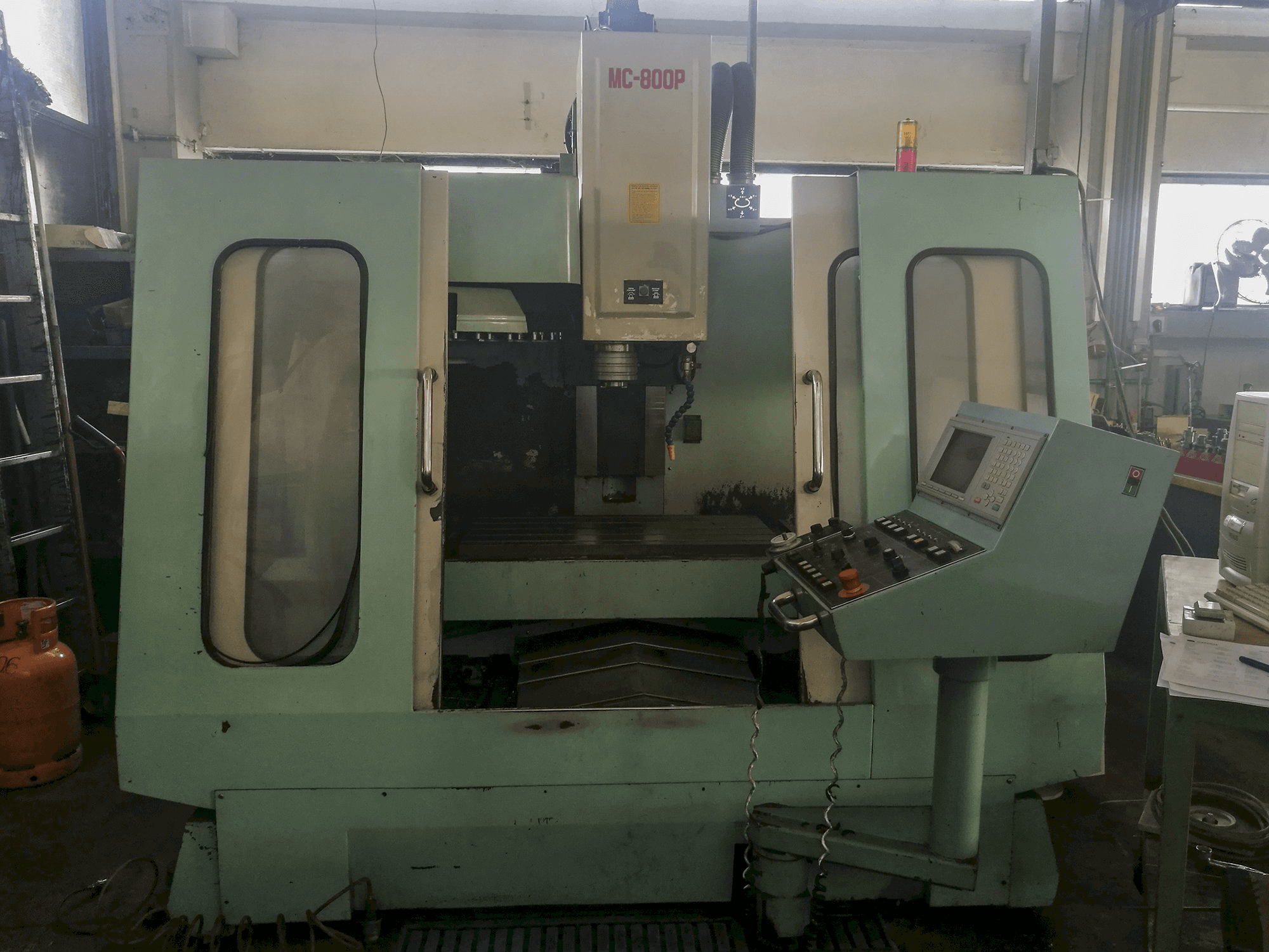 Vooraanzicht van Eumach MC-800P machine