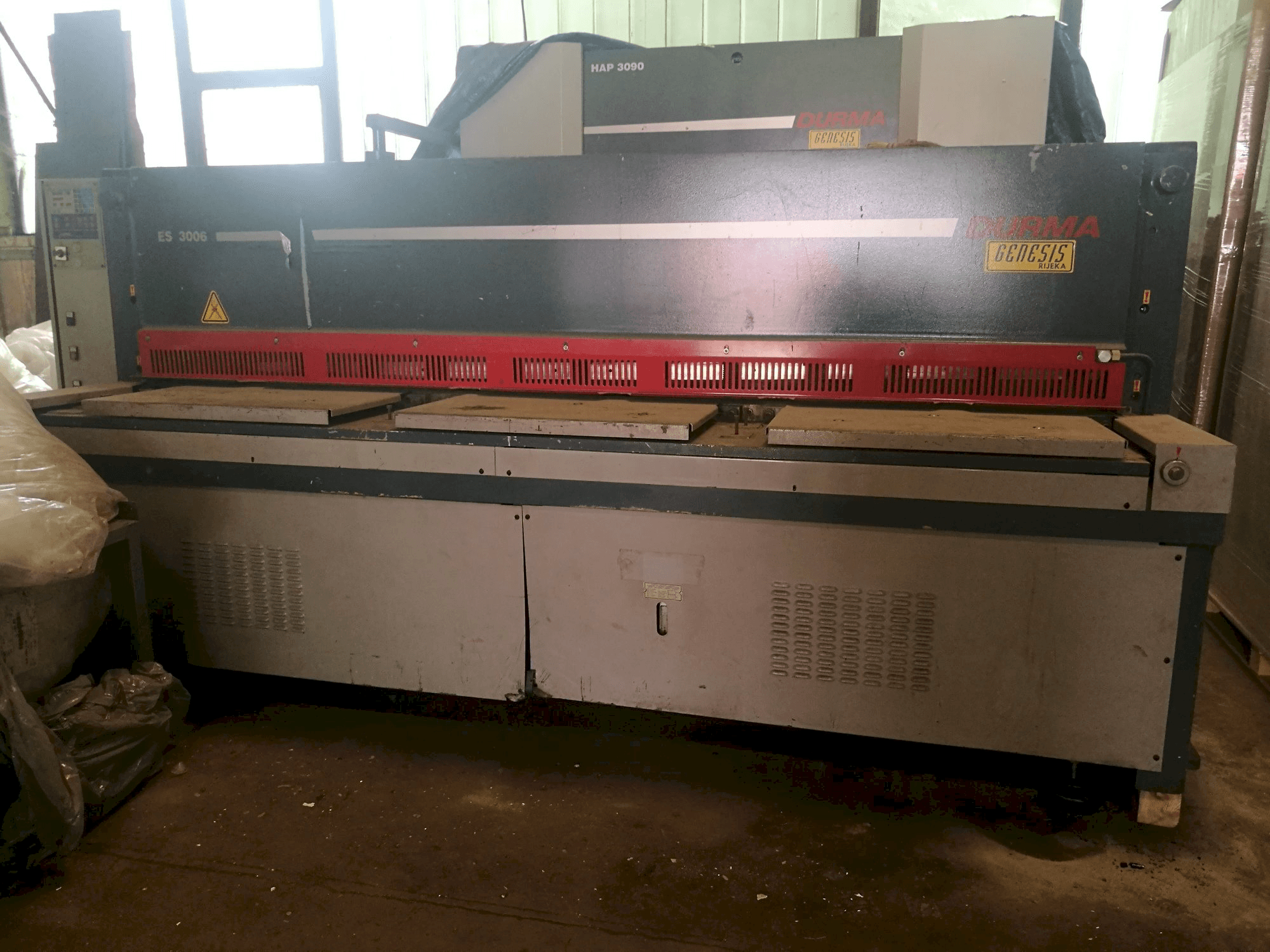 Vooraanzicht van Durma ES 3006 machine