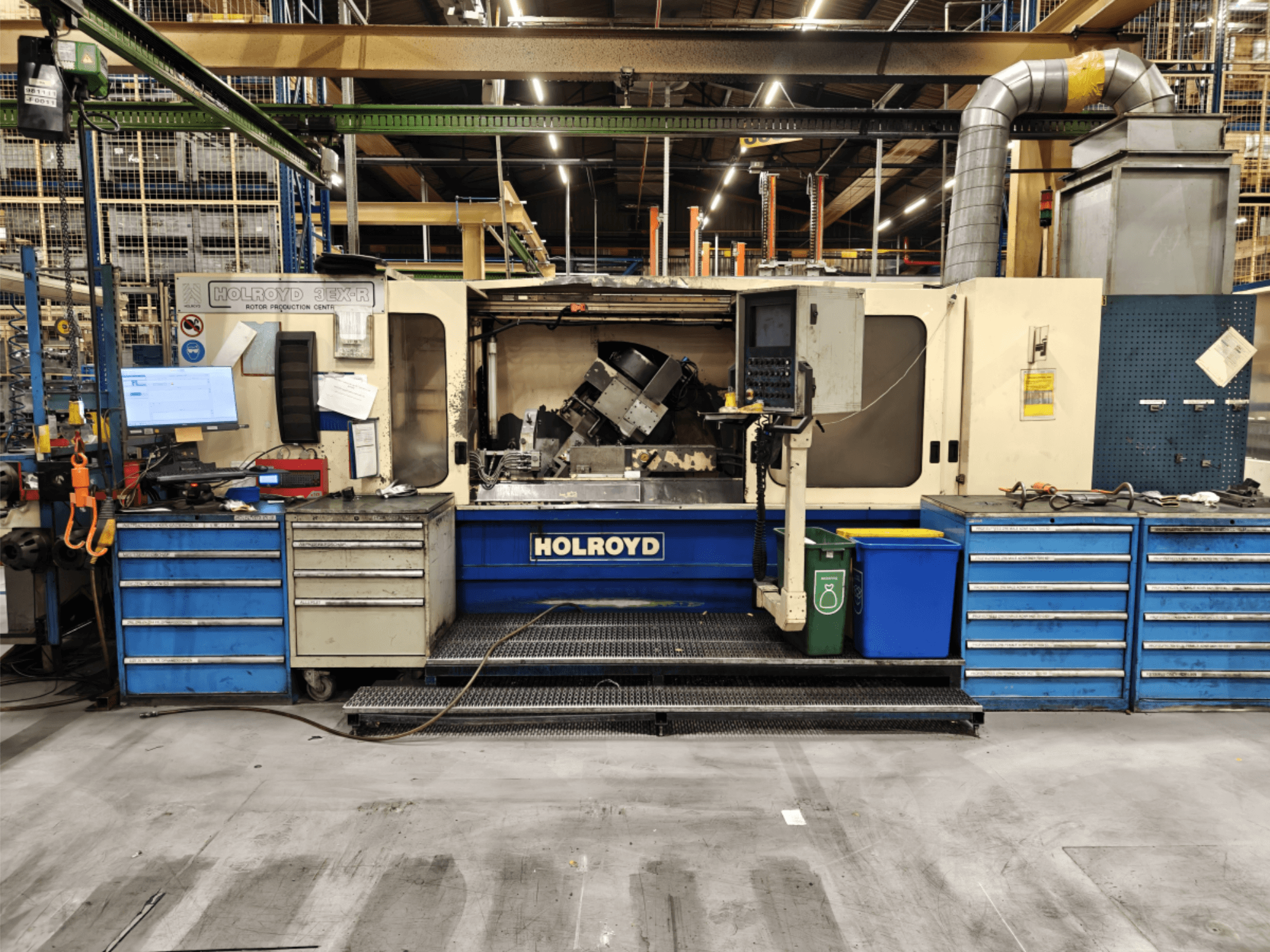 Holroyd 3EX-R werktuigmachine in een werkplaats, vooraanzicht, met bedieningspaneel, gereedschapopslag en werkruimte binnenin.