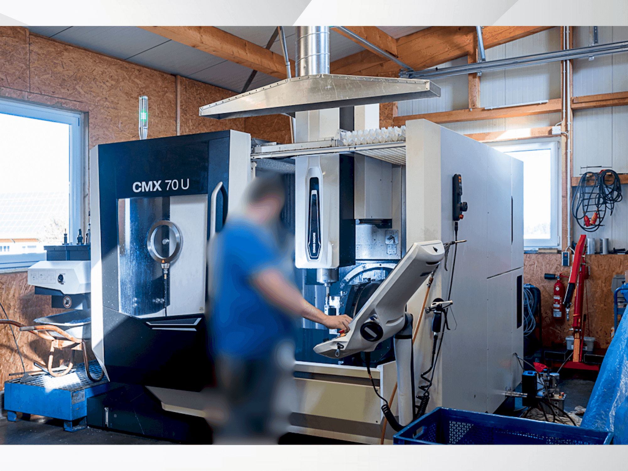 Vooraanzicht van DMG MORI CMX 70 U machine