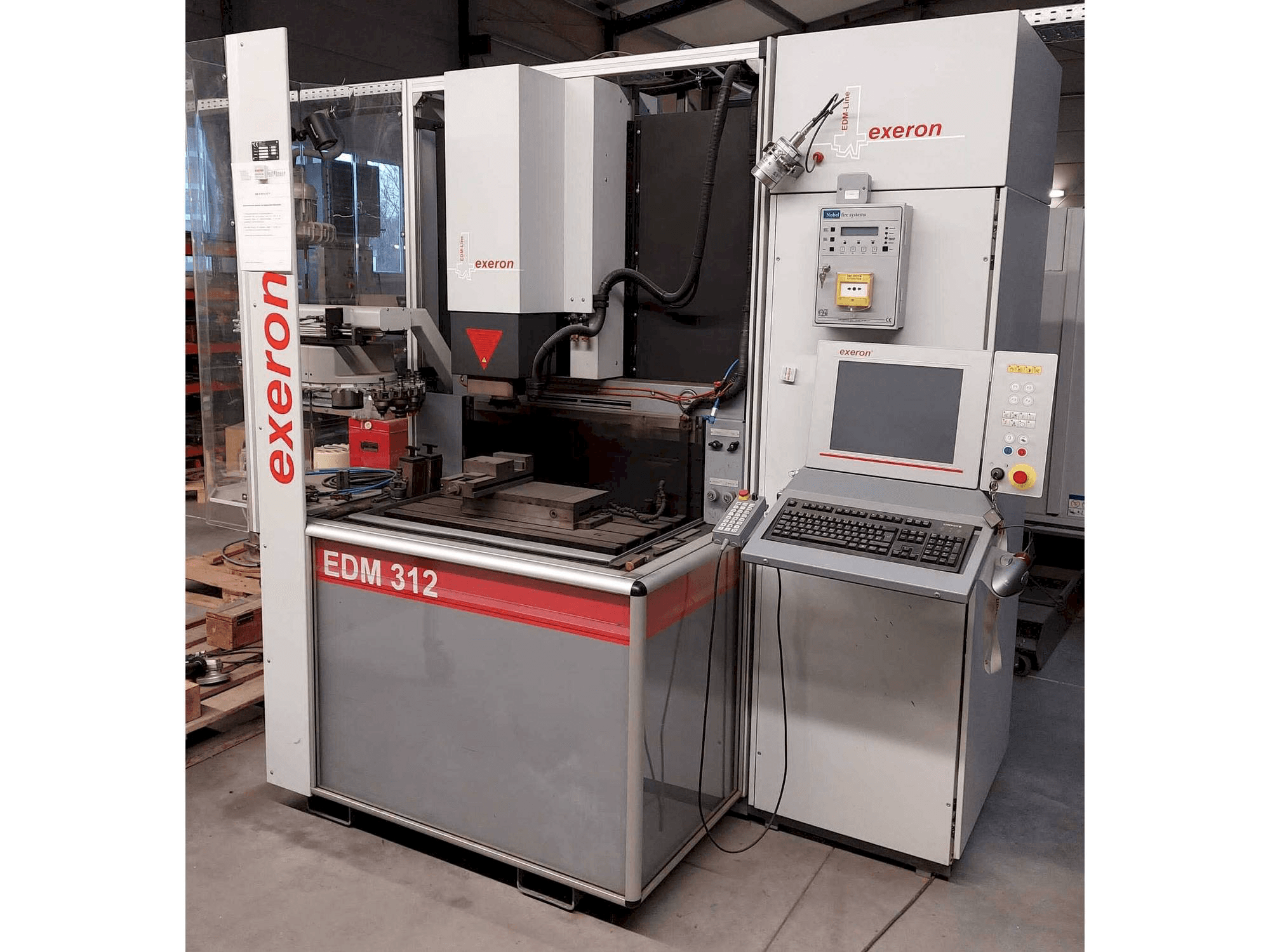 Vooraanzicht van Exeron EDM 312 MF20 machine