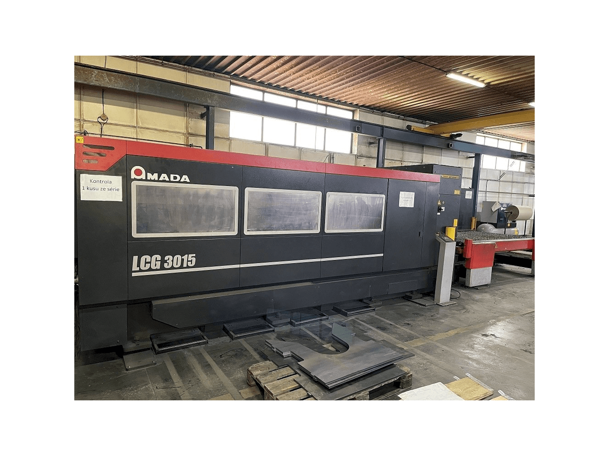 Vooraanzicht van AMADA LCG 3015 machine