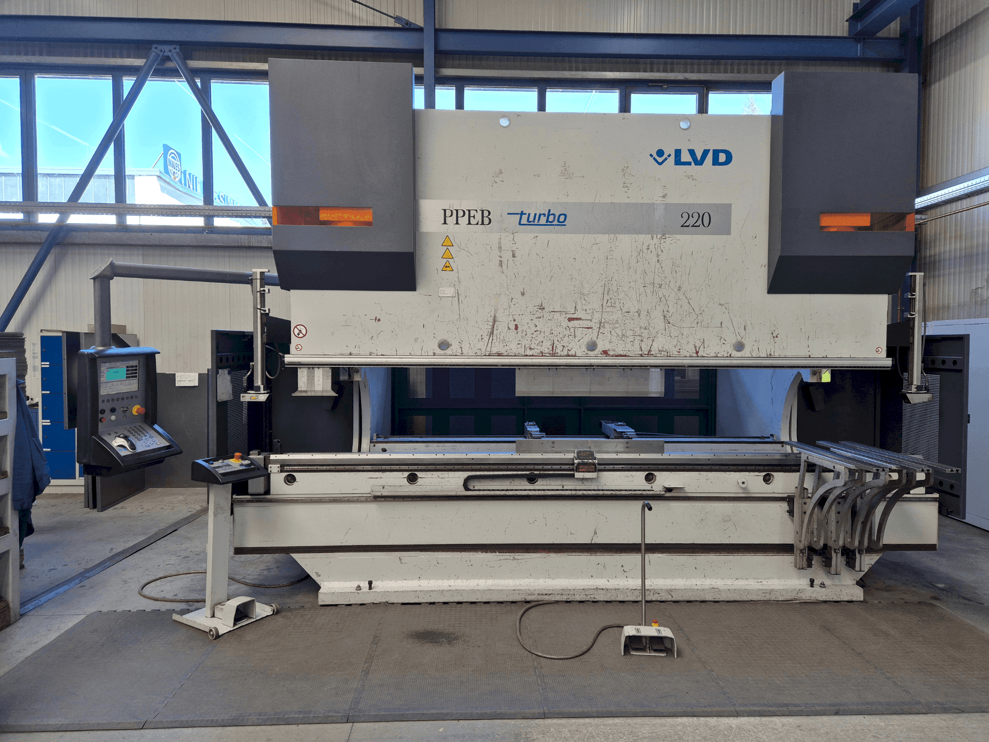 Vooraanzicht van LVD PPEB 220/40 machine