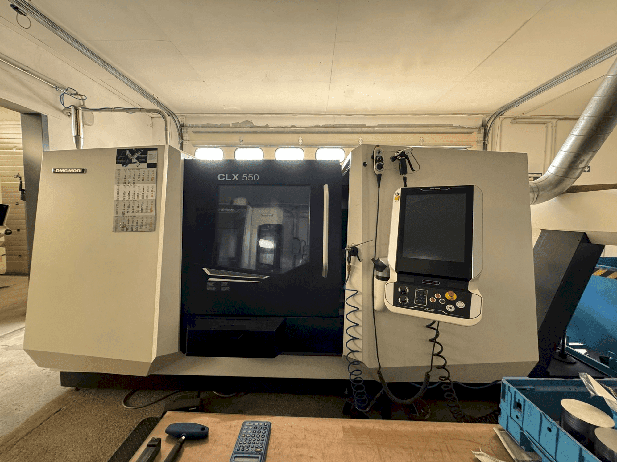 Vooraanzicht van DMG MORI CLX 550 V6 machine