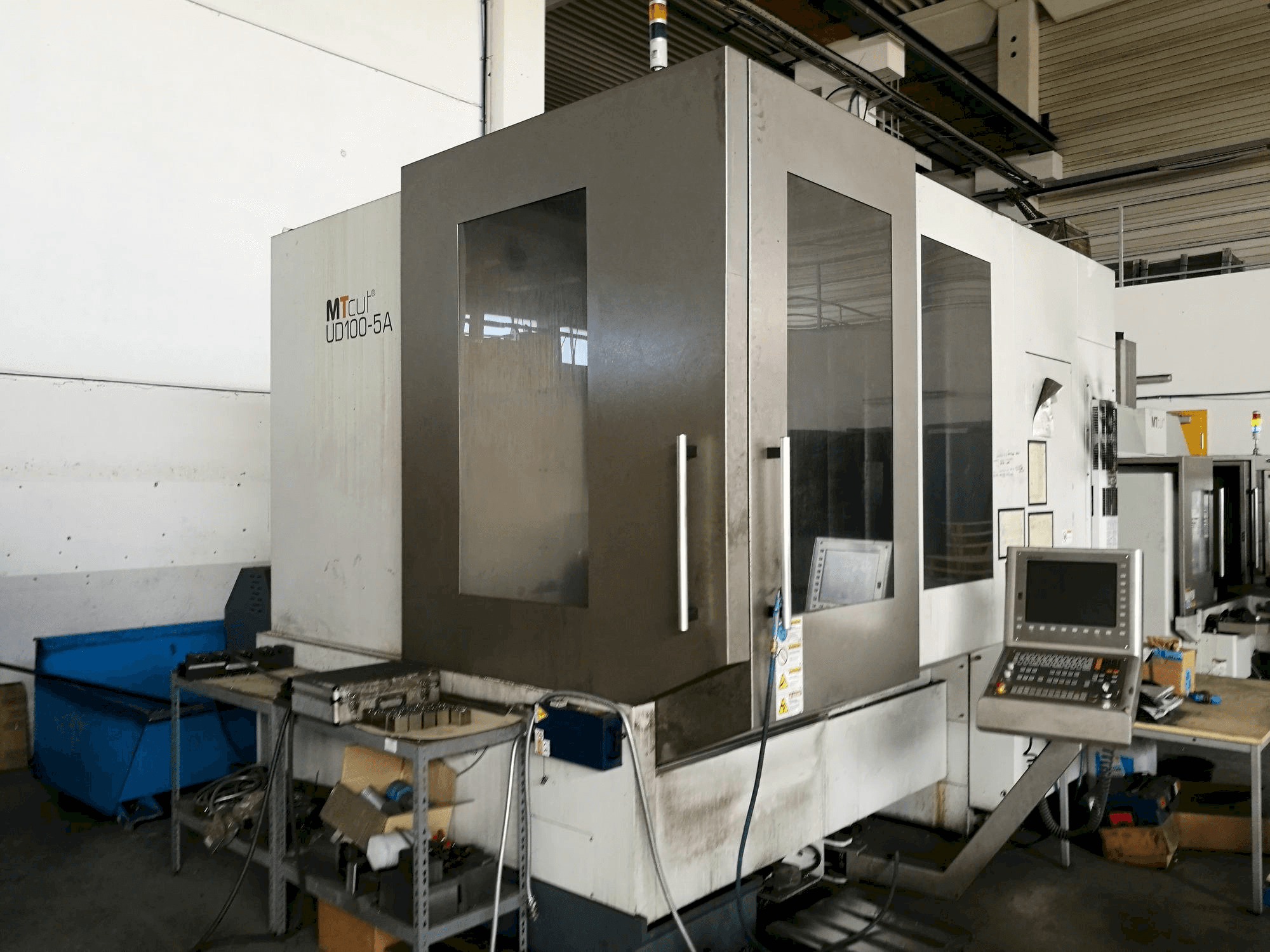 Vooraanzicht van MT Cut UD100-5A machine