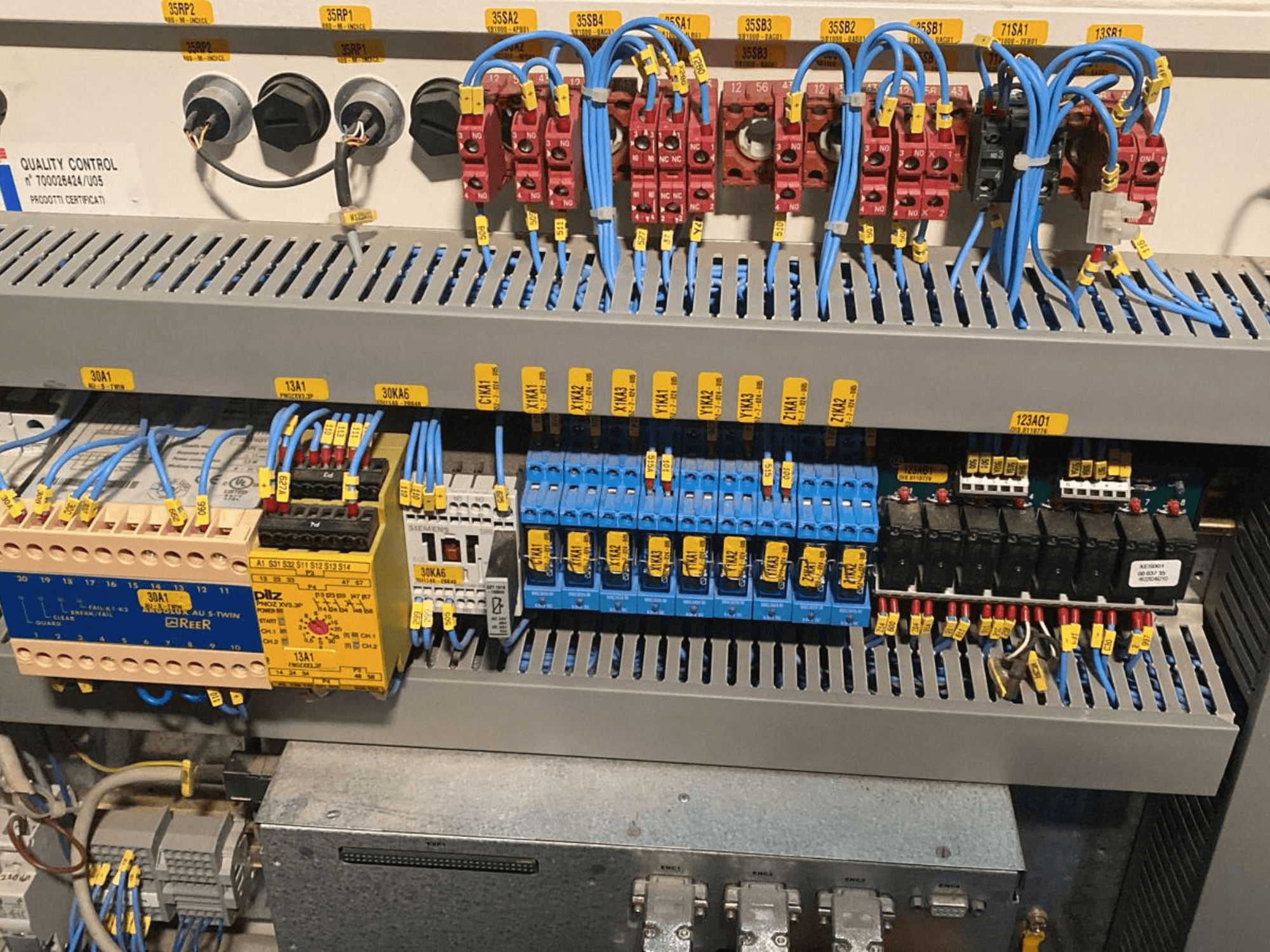 CNC houtbewerkingscentrum SCM PRATIX 48 NST bedieningspaneel, met gelabelde bedrading en diverse relais, vooraanzicht.