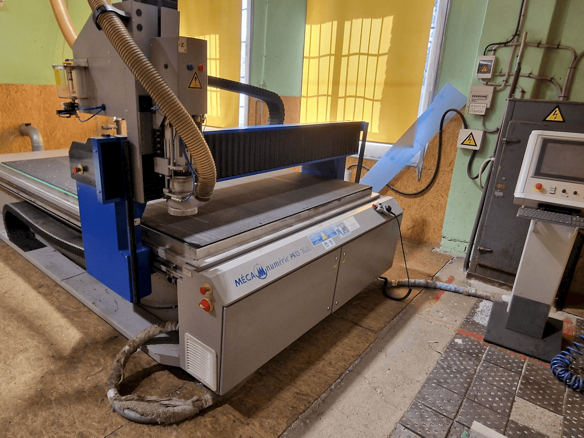 Vooraanzicht van MECANUMERIC MECAPRO 3020 machine