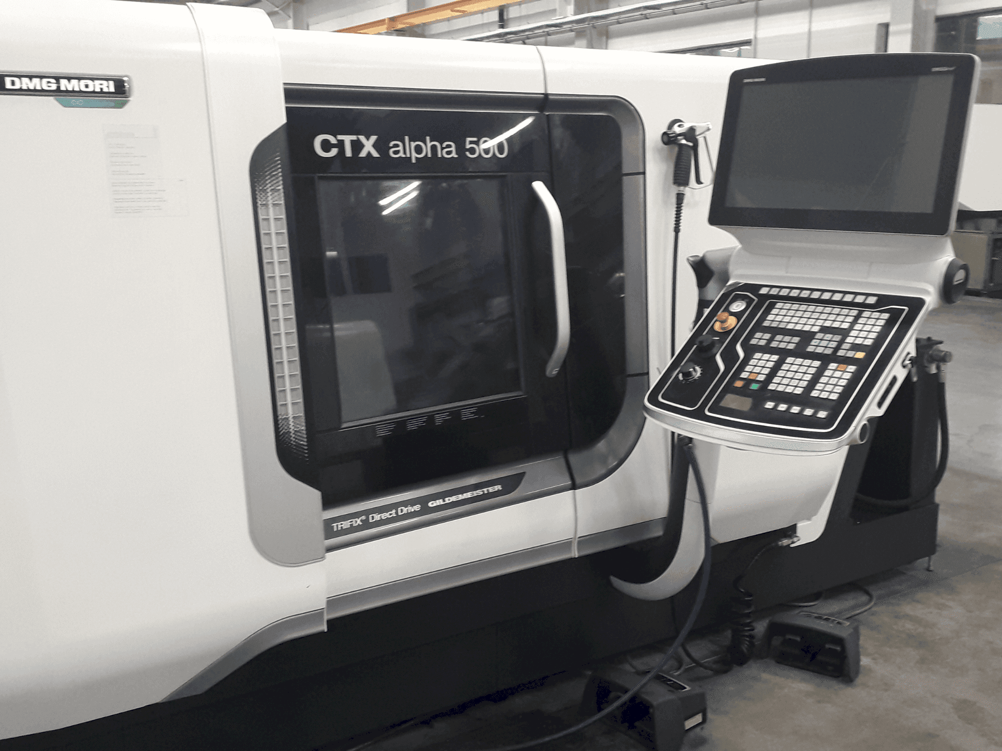Vooraanzicht van DMG MORI CTX Alpha 500 V6 machine