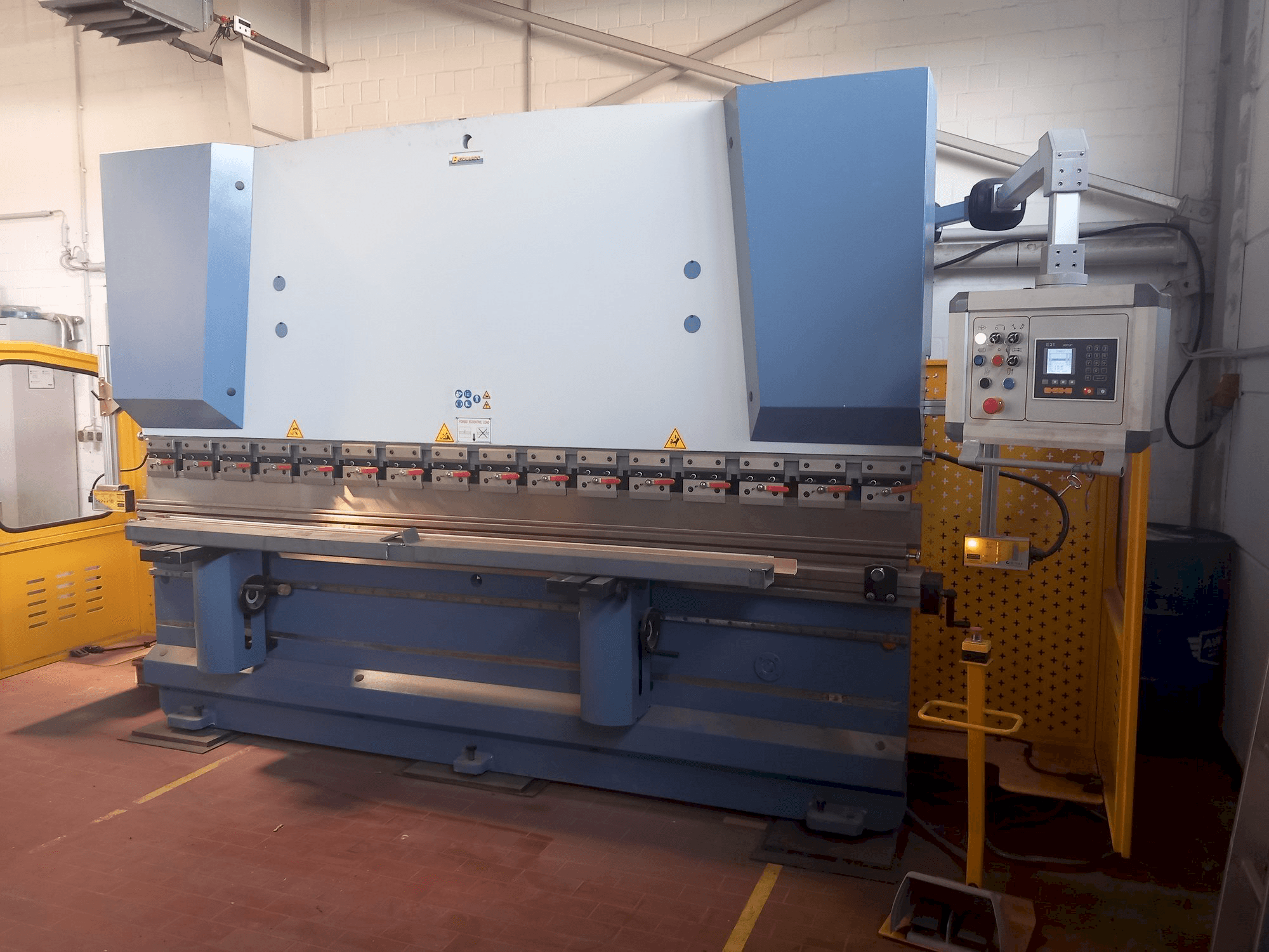 Vooraanzicht van Bernardo APH 3200X125 machine
