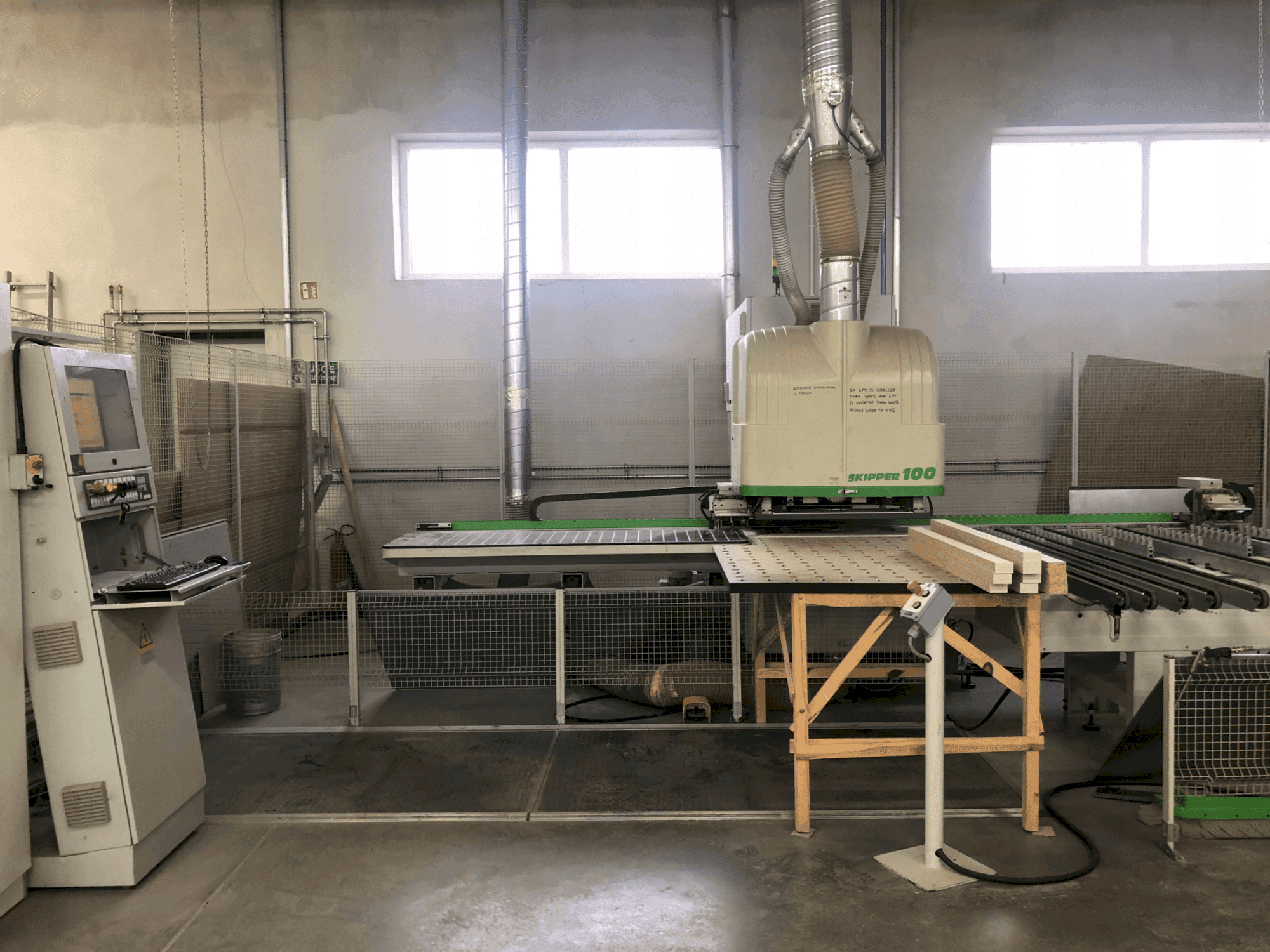 Vooraanzicht van BIESSE SKIPPER 100 machine