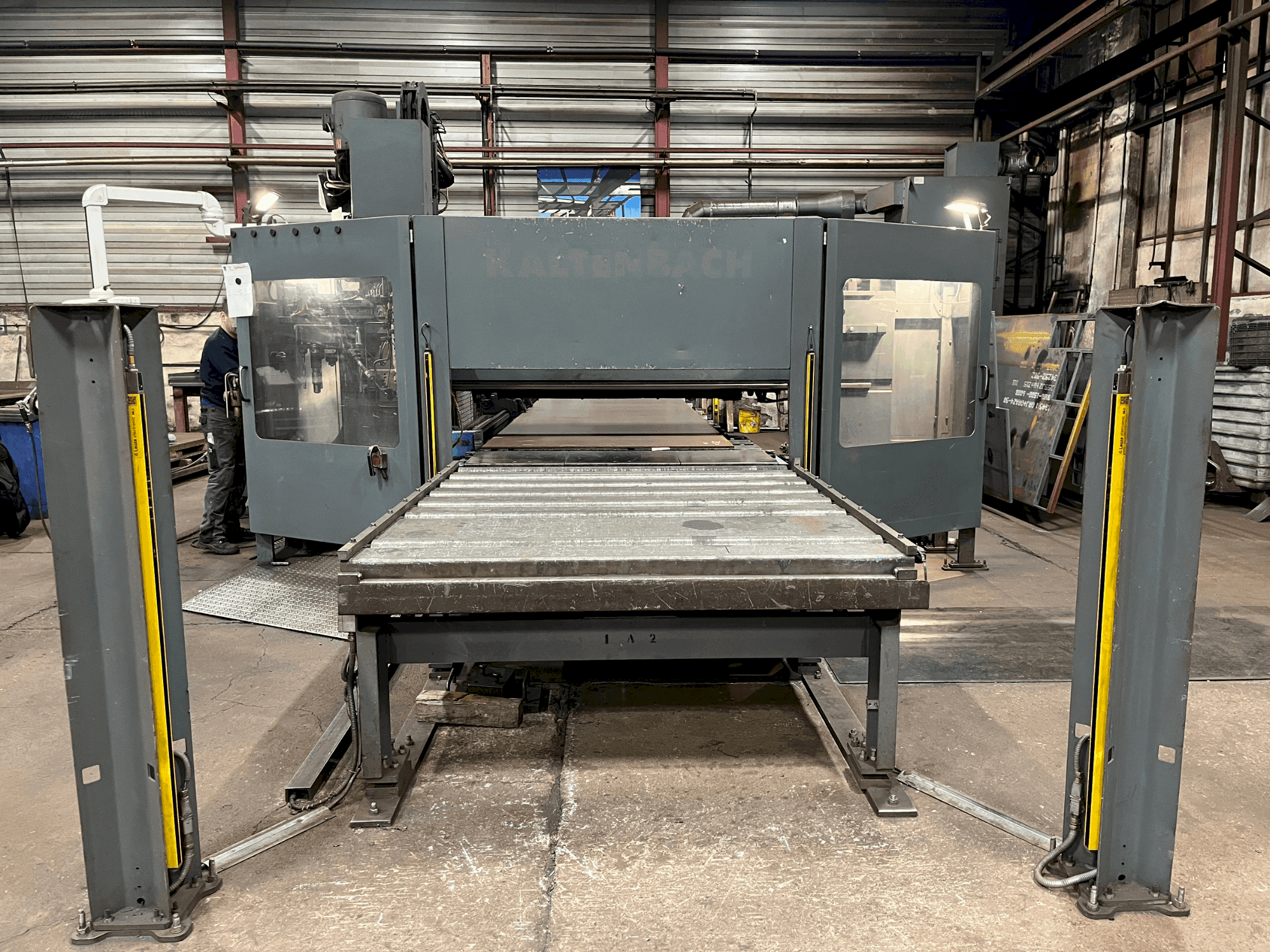 Vooraanzicht van KALTENBACH KF 1606 machine