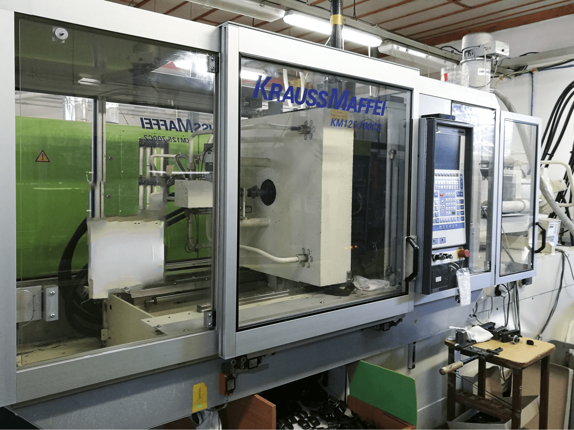 Links zicht van Krauss Maffei 125-700 C2 machine