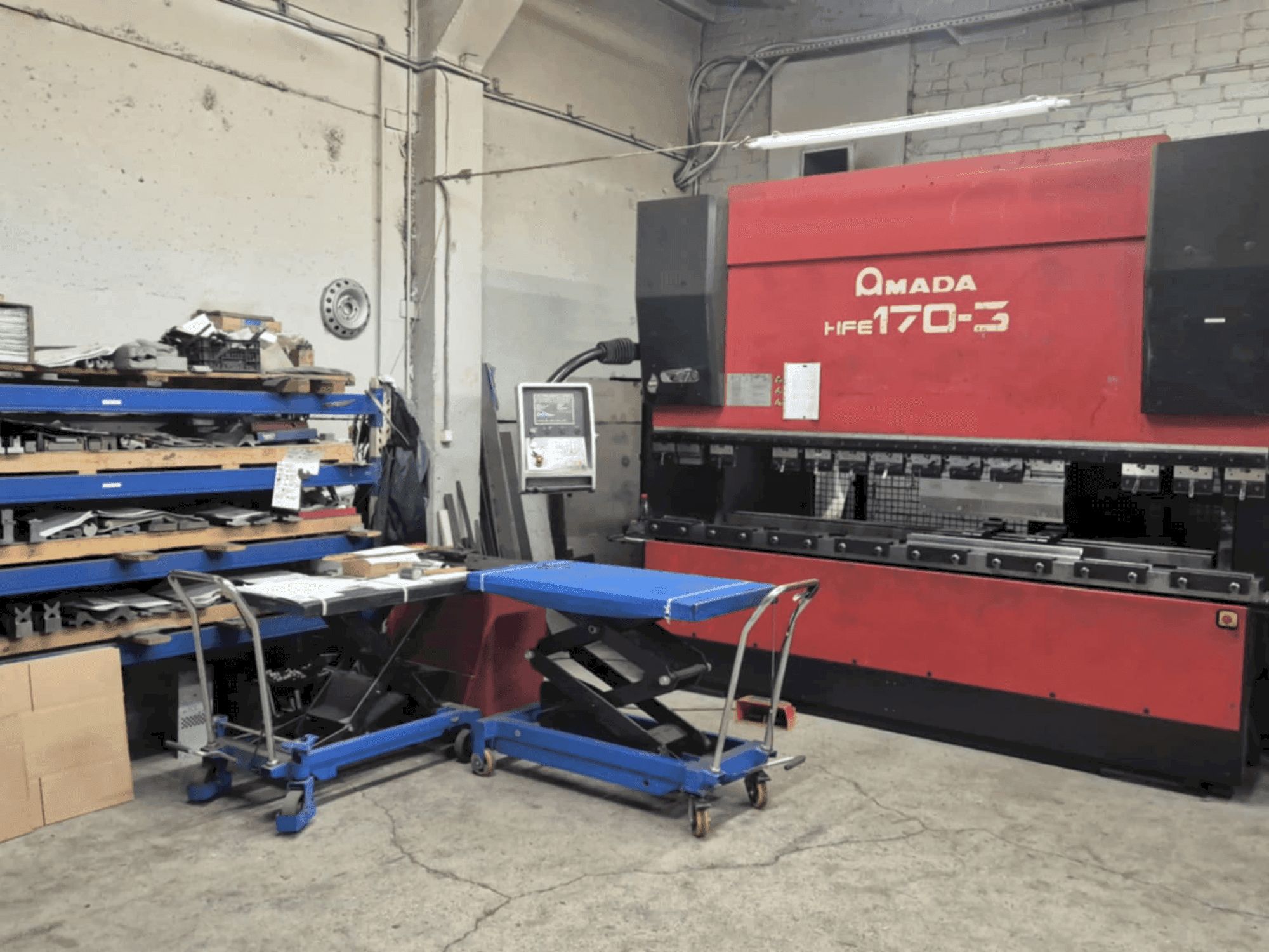 Vooraanzicht van AMADA HFE 170-3 machine