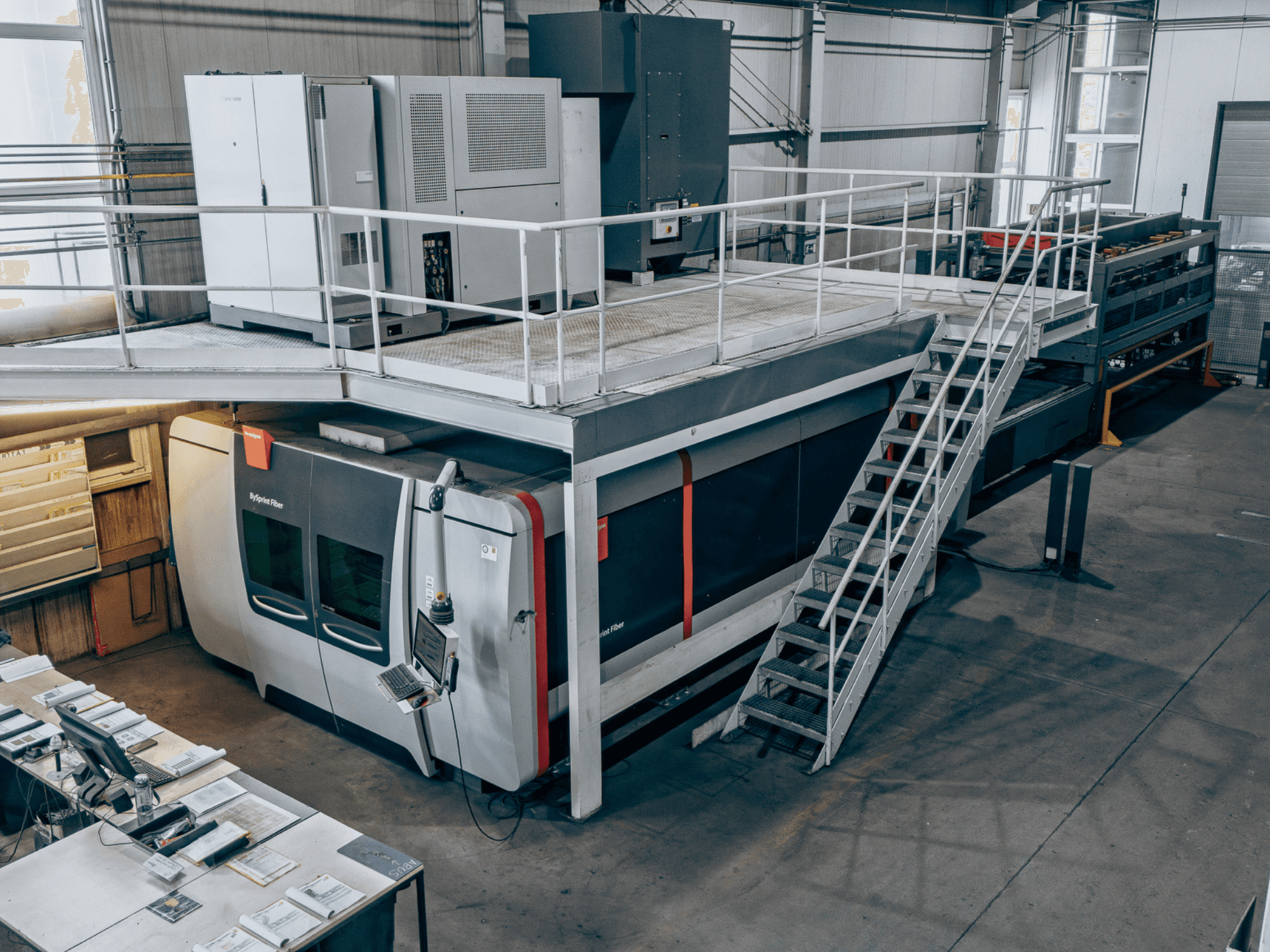 Bystronic BySprint Fiber 4020-vezellasersnijmachine met ByTransExtended 4020, gezien van bovenaf, met het bedieningspaneel en de trap.