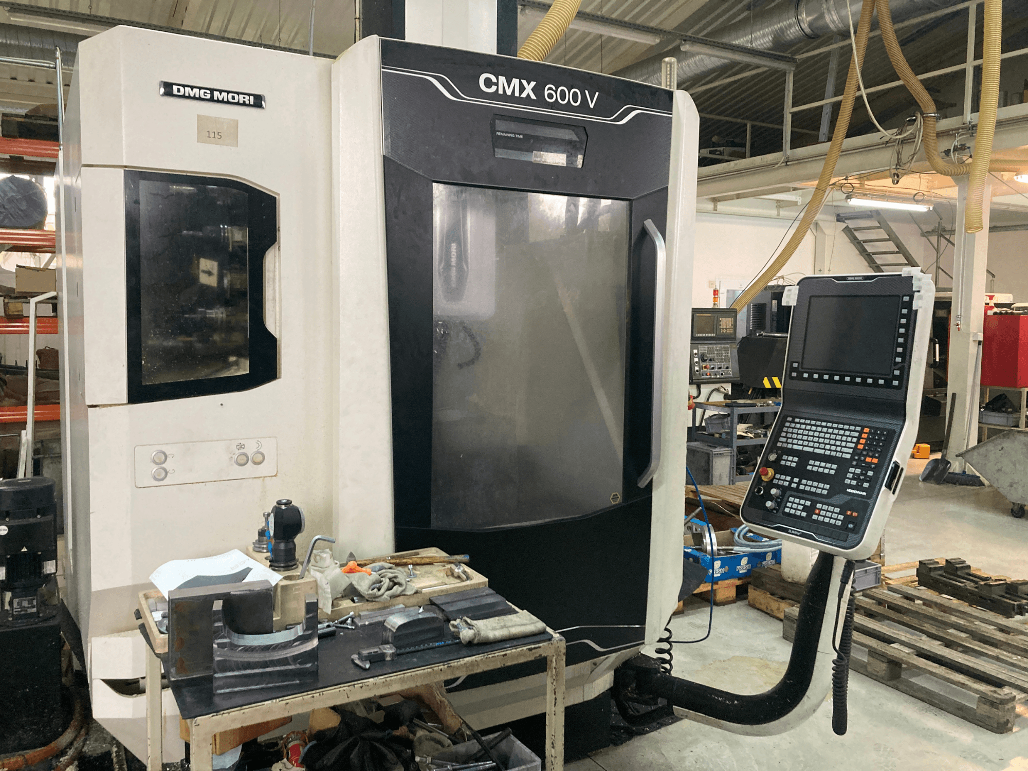 DMG MORI CMX 600 V freesmachine gezien vanaf de voorkant, met het bedieningspaneel en de werktafel met gereedschappen.
