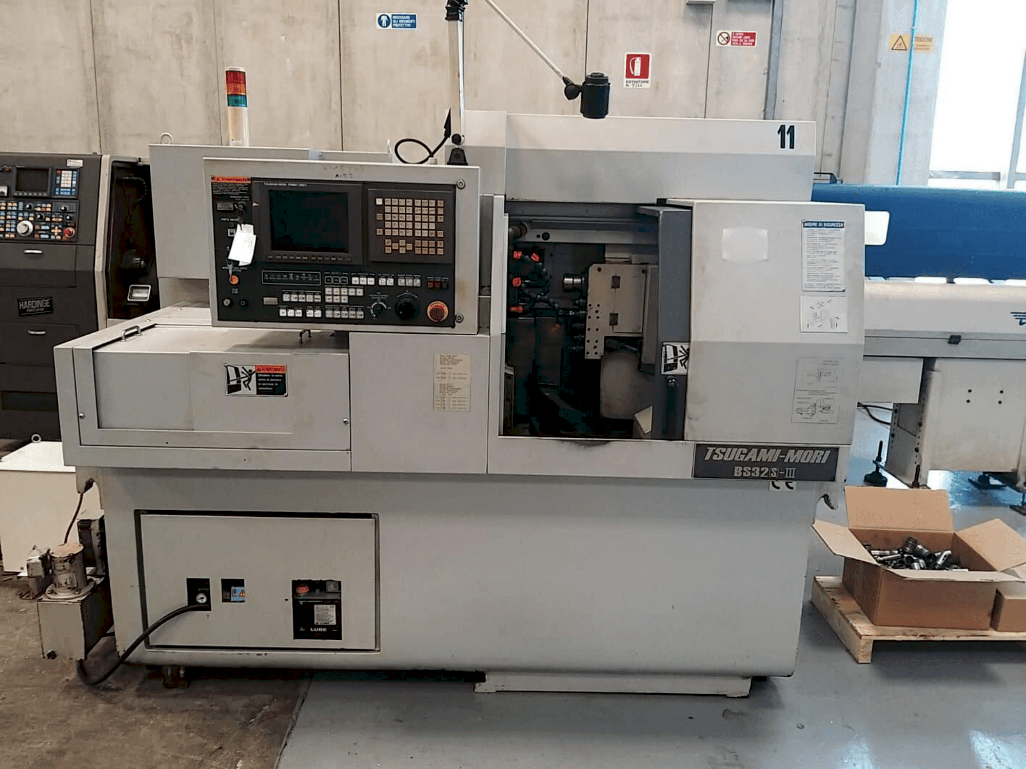 Vooraanzicht van TSUGAMI BS32S-III machine