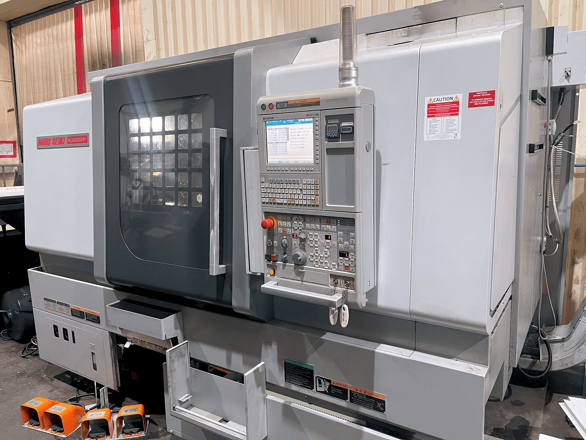 Vooraanzicht van MORI SEIKI NL X2500SY/700 machine