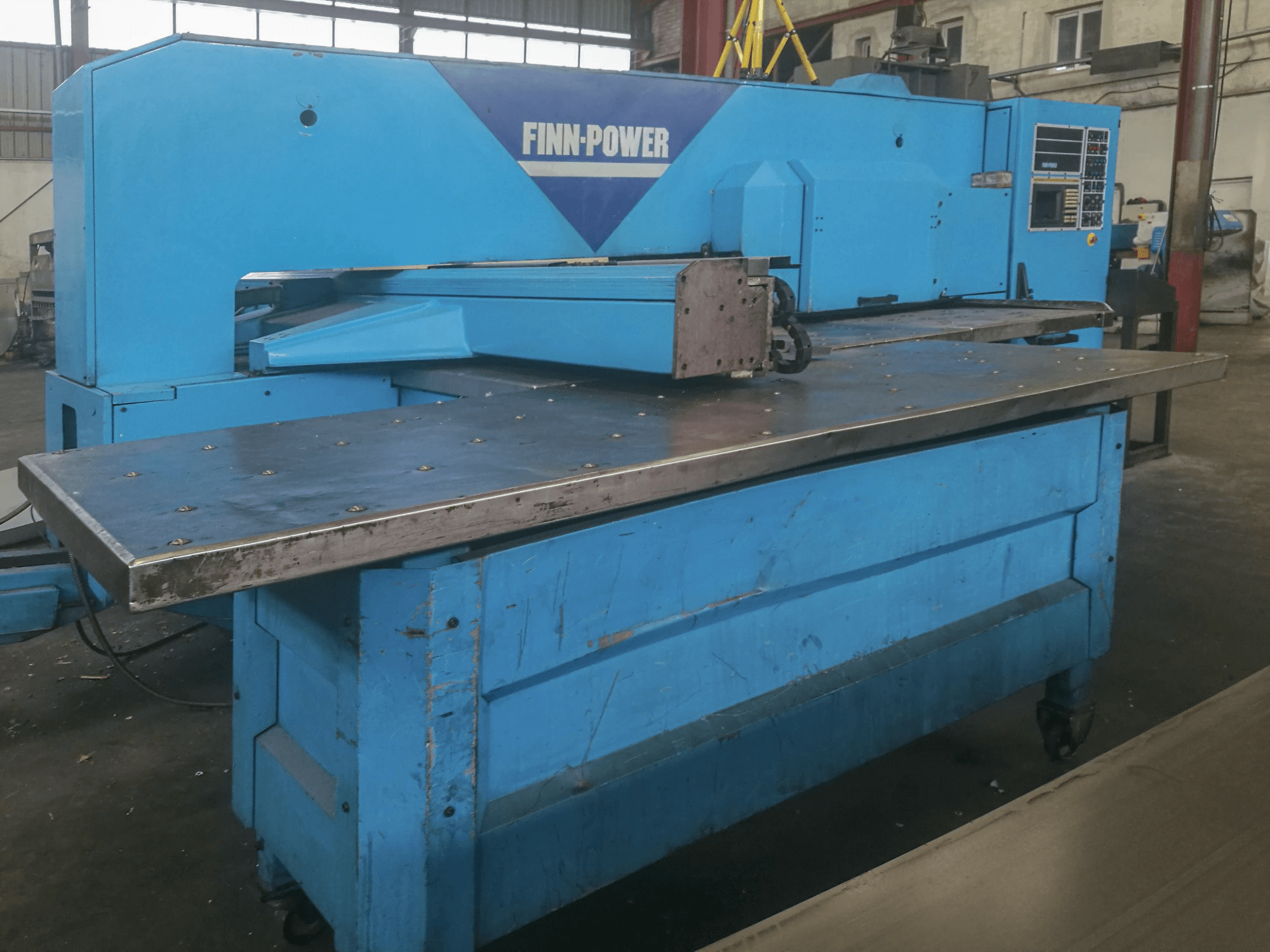 Links zicht van Finn-Power TP 2020 machine