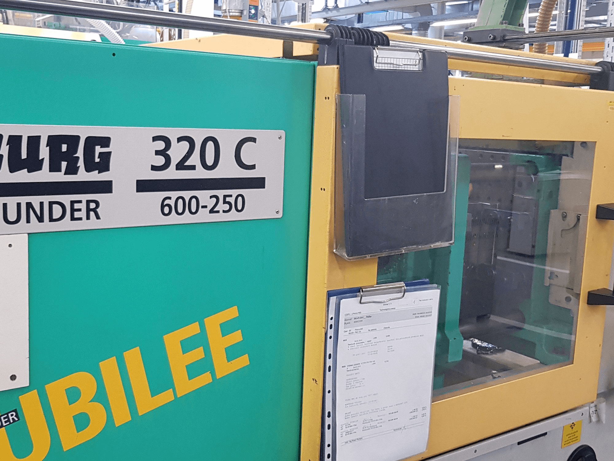 Vooraanzicht van Arburg 320 C 600-250 machine