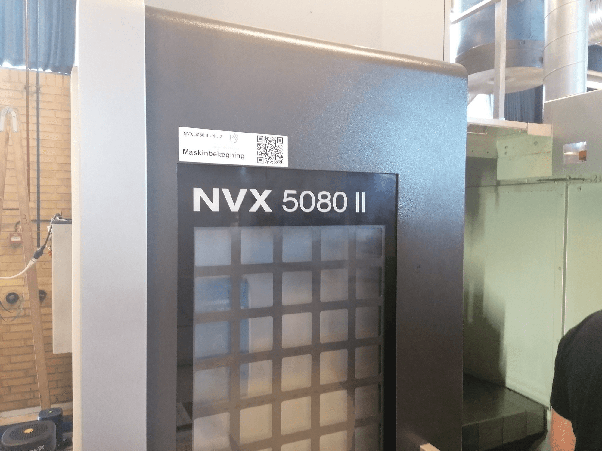 Links zicht van DMG MORI NVX 5080II machine