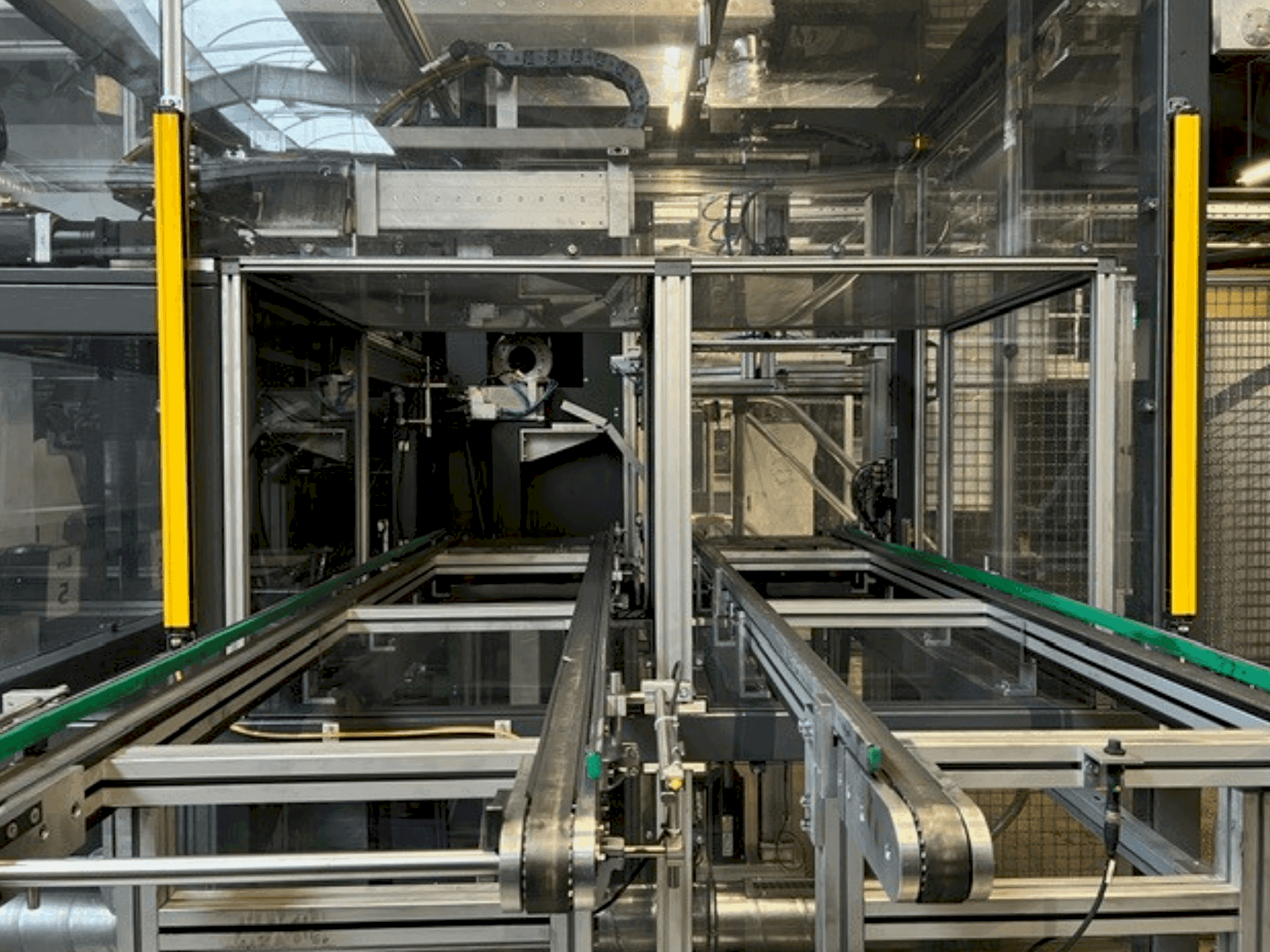 Vooraanzicht van KOMAGE S 50 4E CNC machine