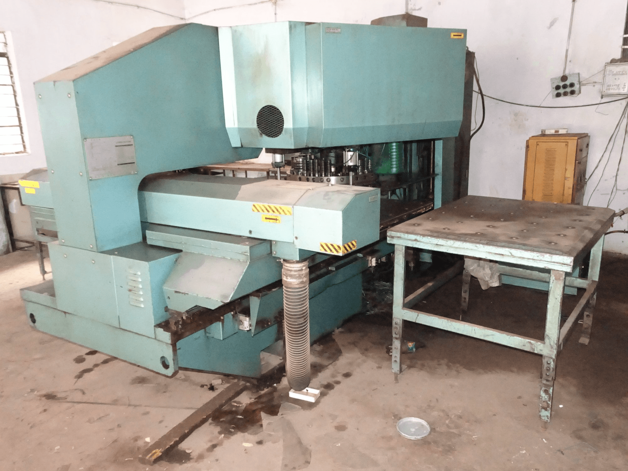 Recht aanzicht van AMADA PEGA 244 machine