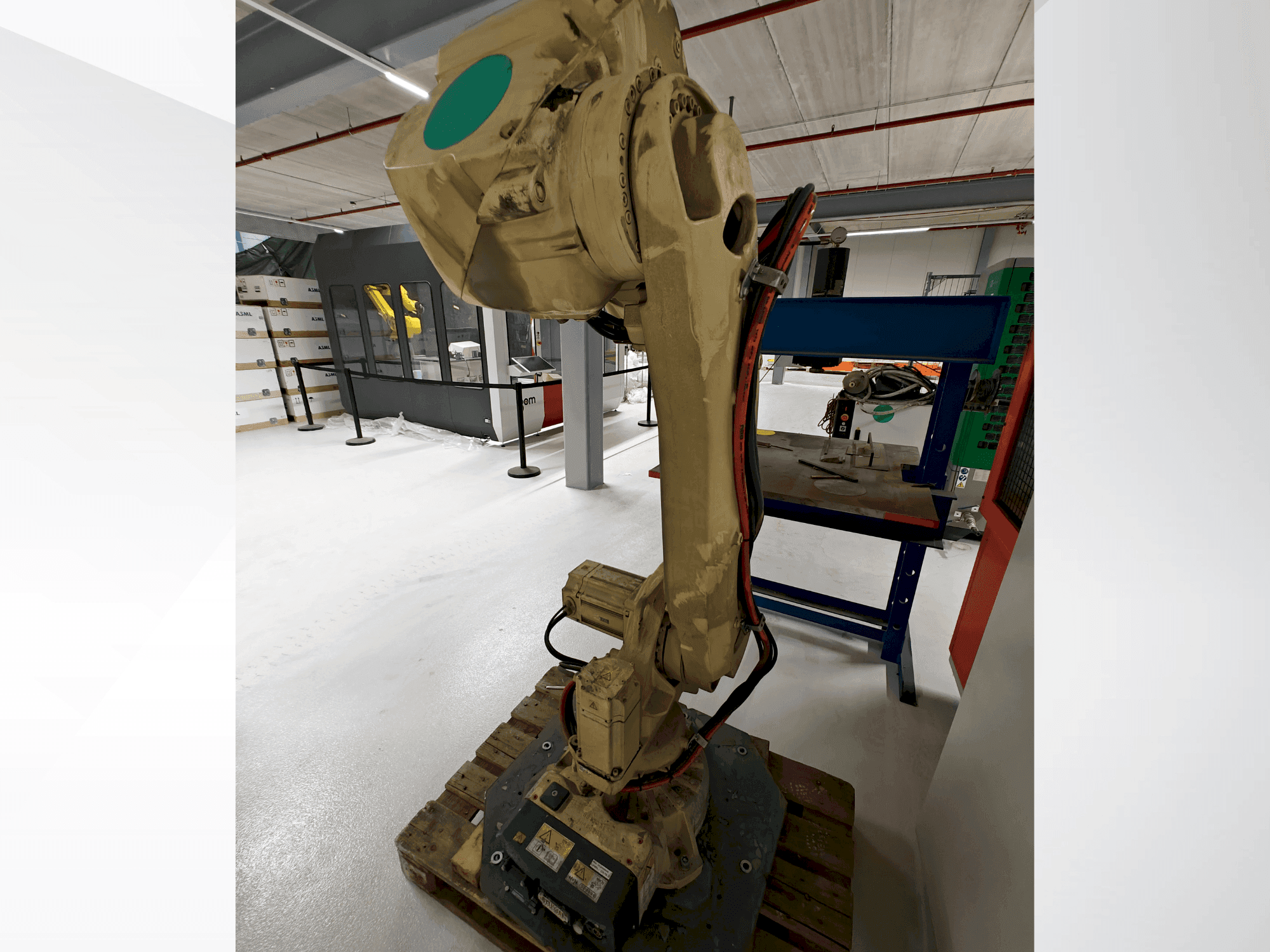 Vooraanzicht van ABB IRB 4600 M2004 machine