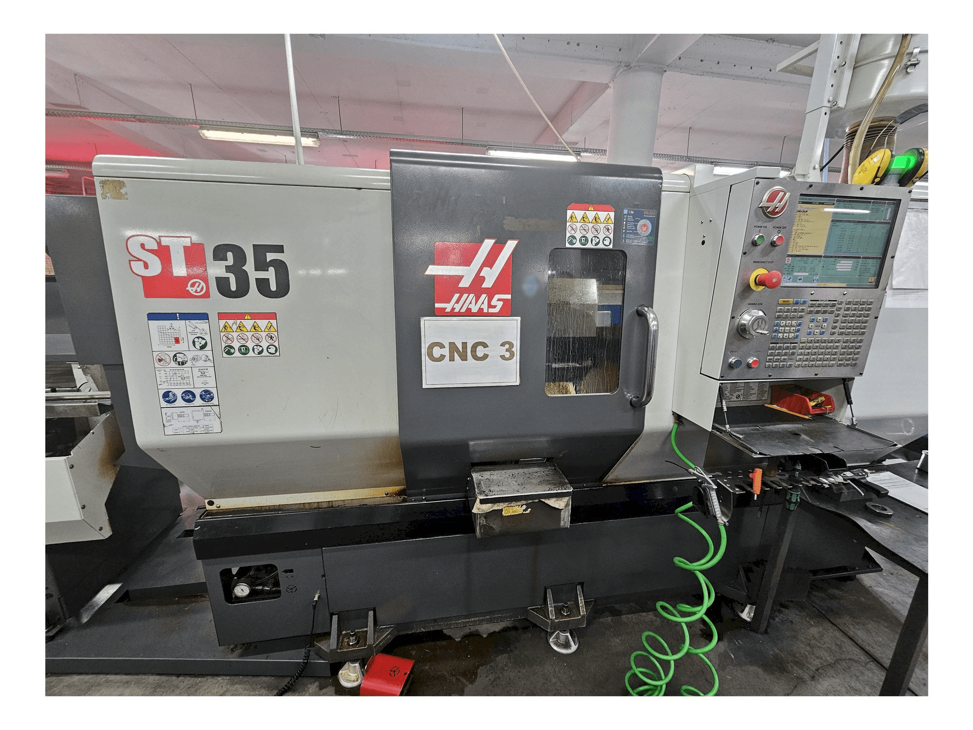 Vooraanzicht van HAAS ST-35 machine