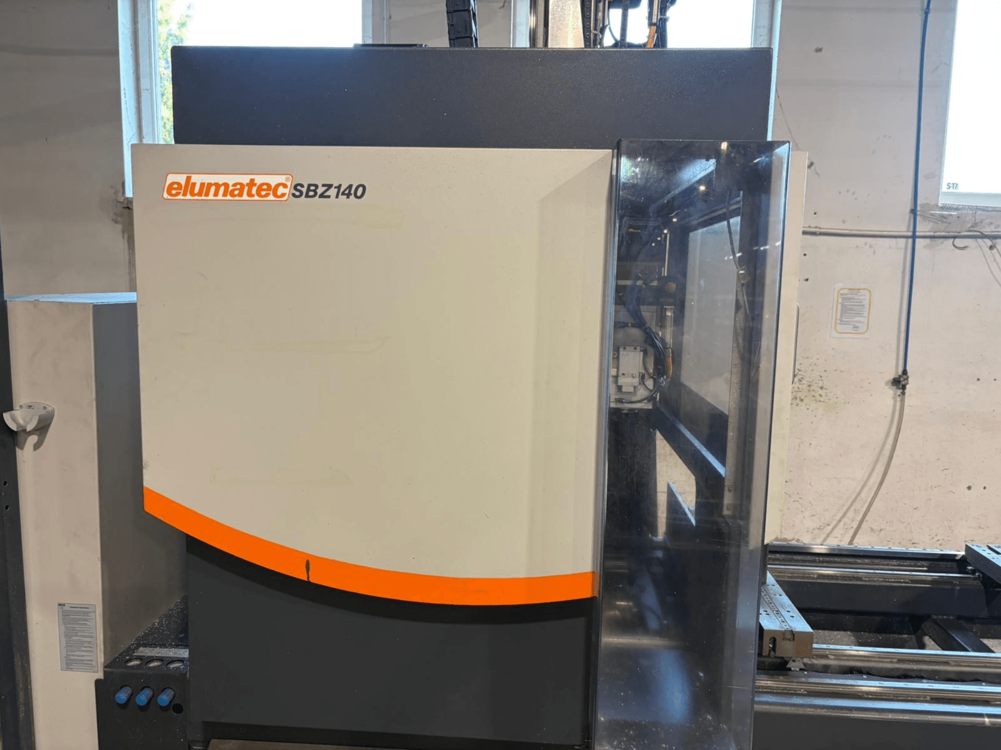 Elumatec SBZ-140 verticaal bewerkingscentrum, vooraanzicht, met het slanke ontwerp en de details van het bedieningspaneel.