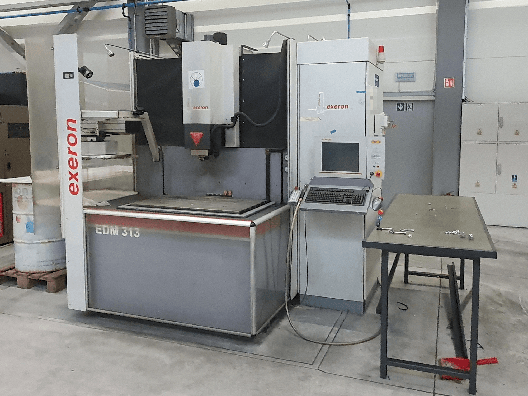 Vooraanzicht van EXTRON EDM 313 machine