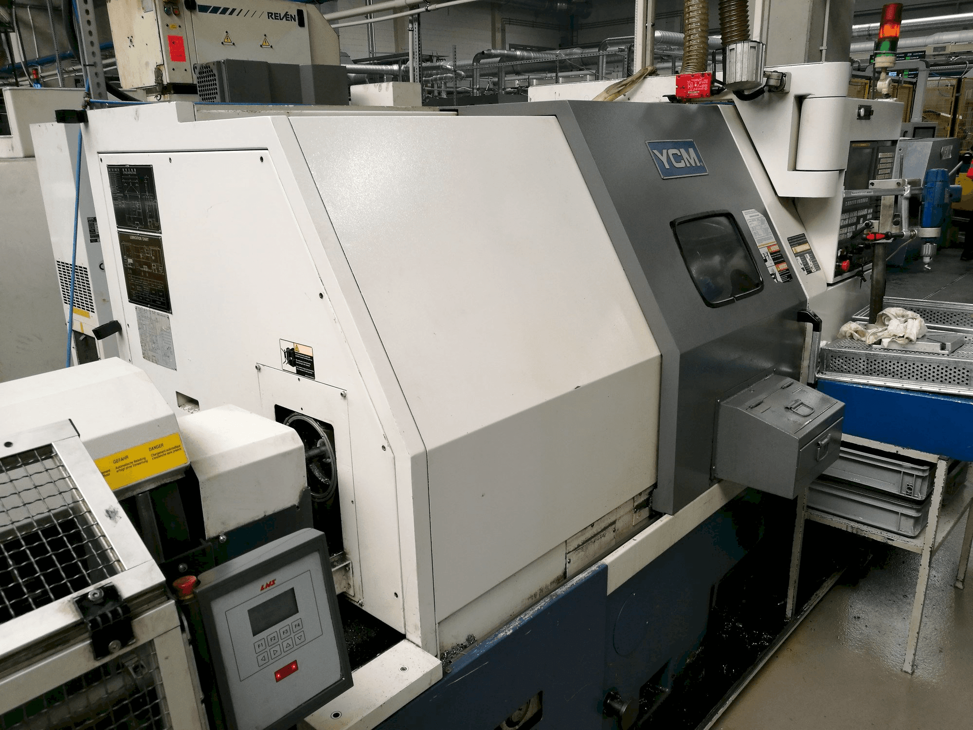 Vooraanzicht van YCM GT-250A machine