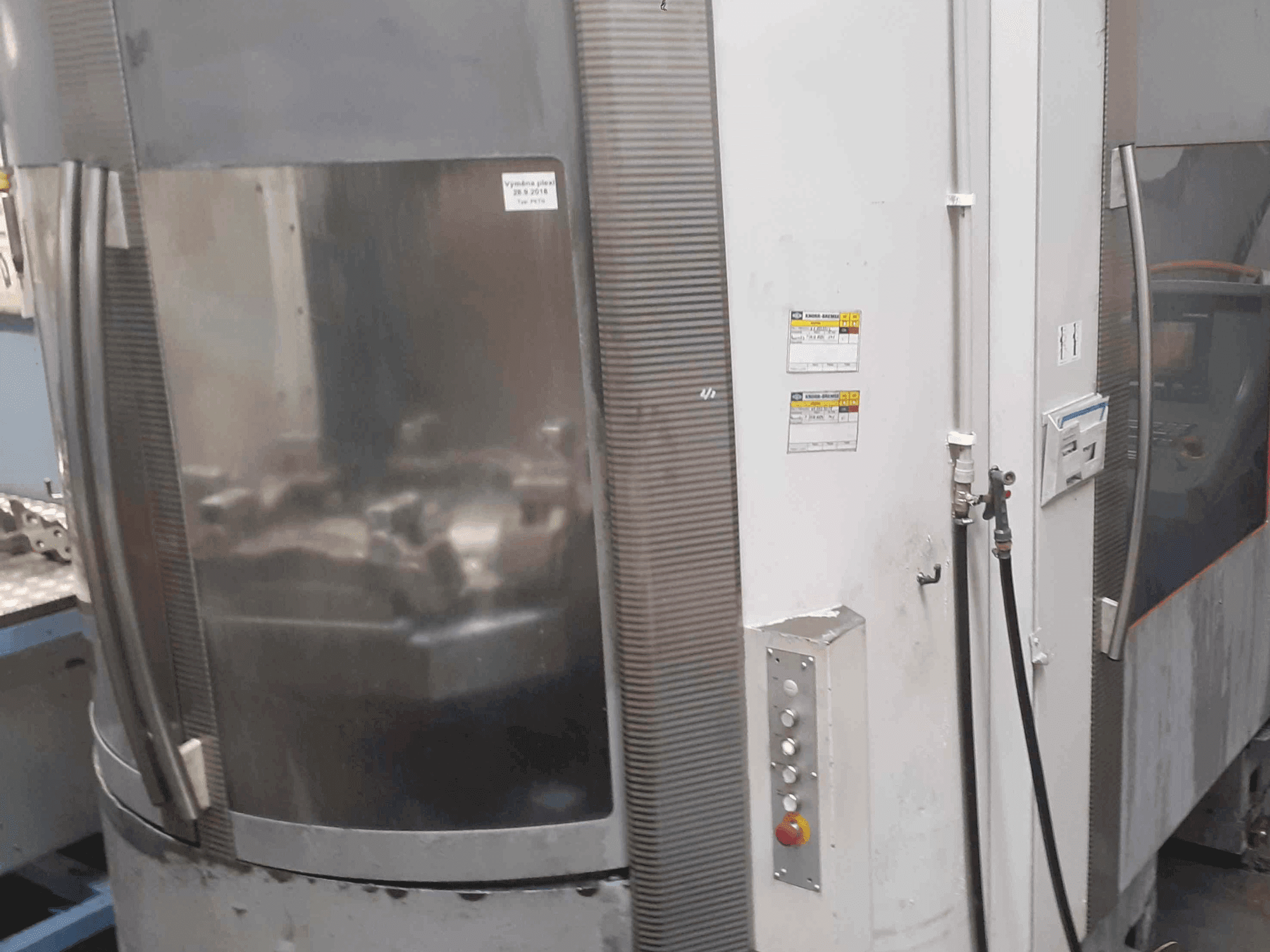 Vooraanzicht van DECKEL MAHO DMC 80 H machine