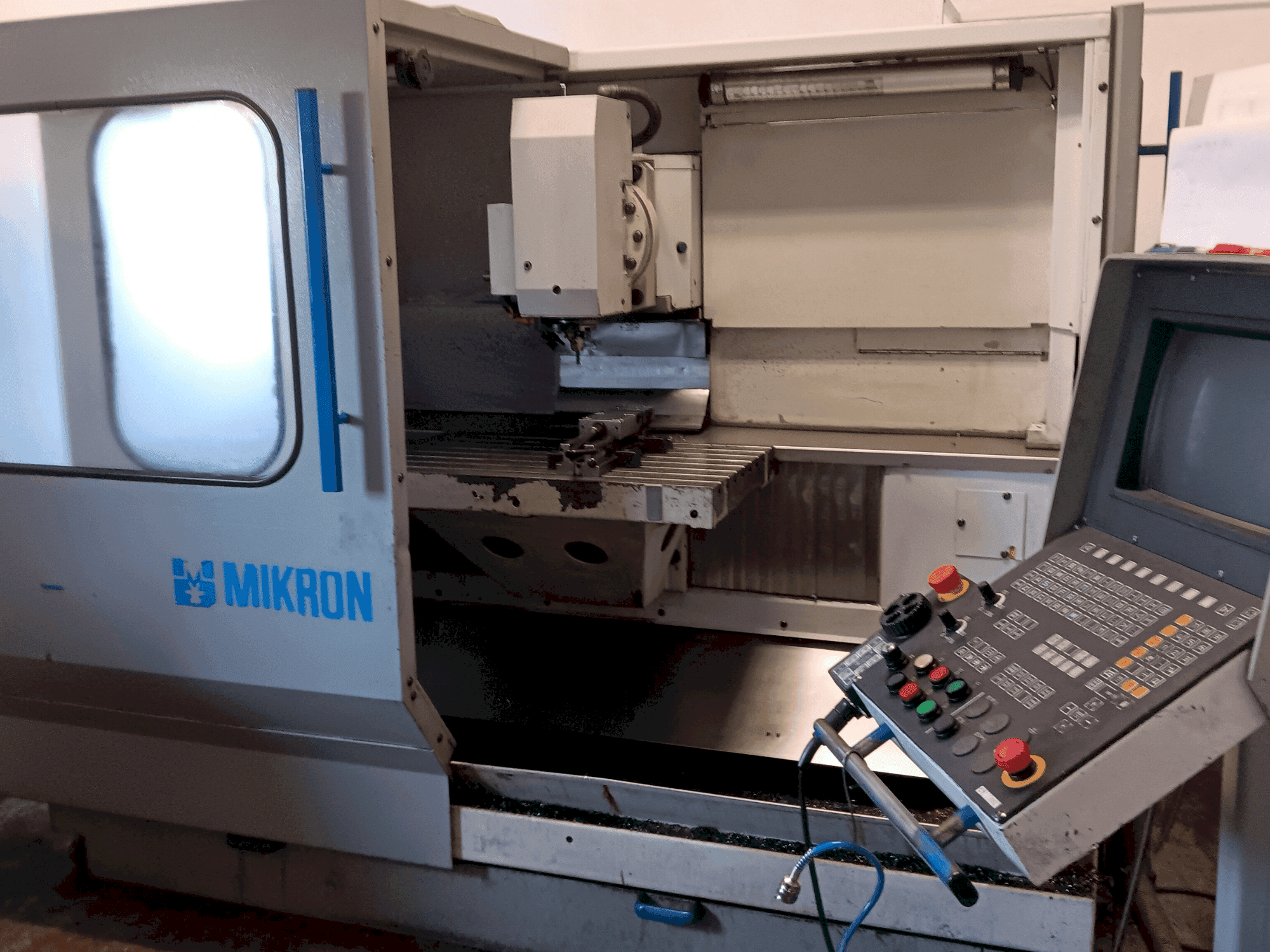 Vooraanzicht van MIKRON UM 600 machine