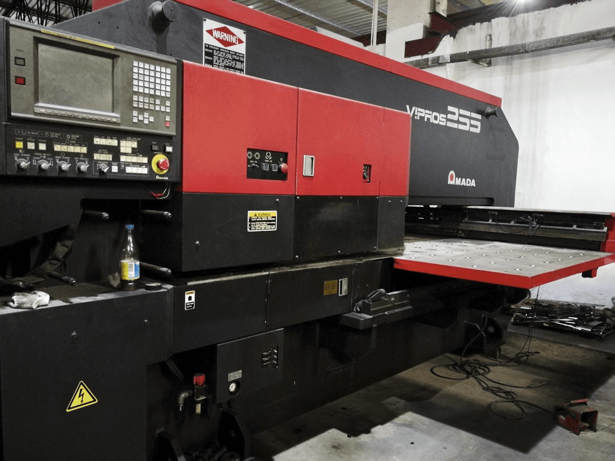 Links zicht 1 van AMADA Vipros 255 machine