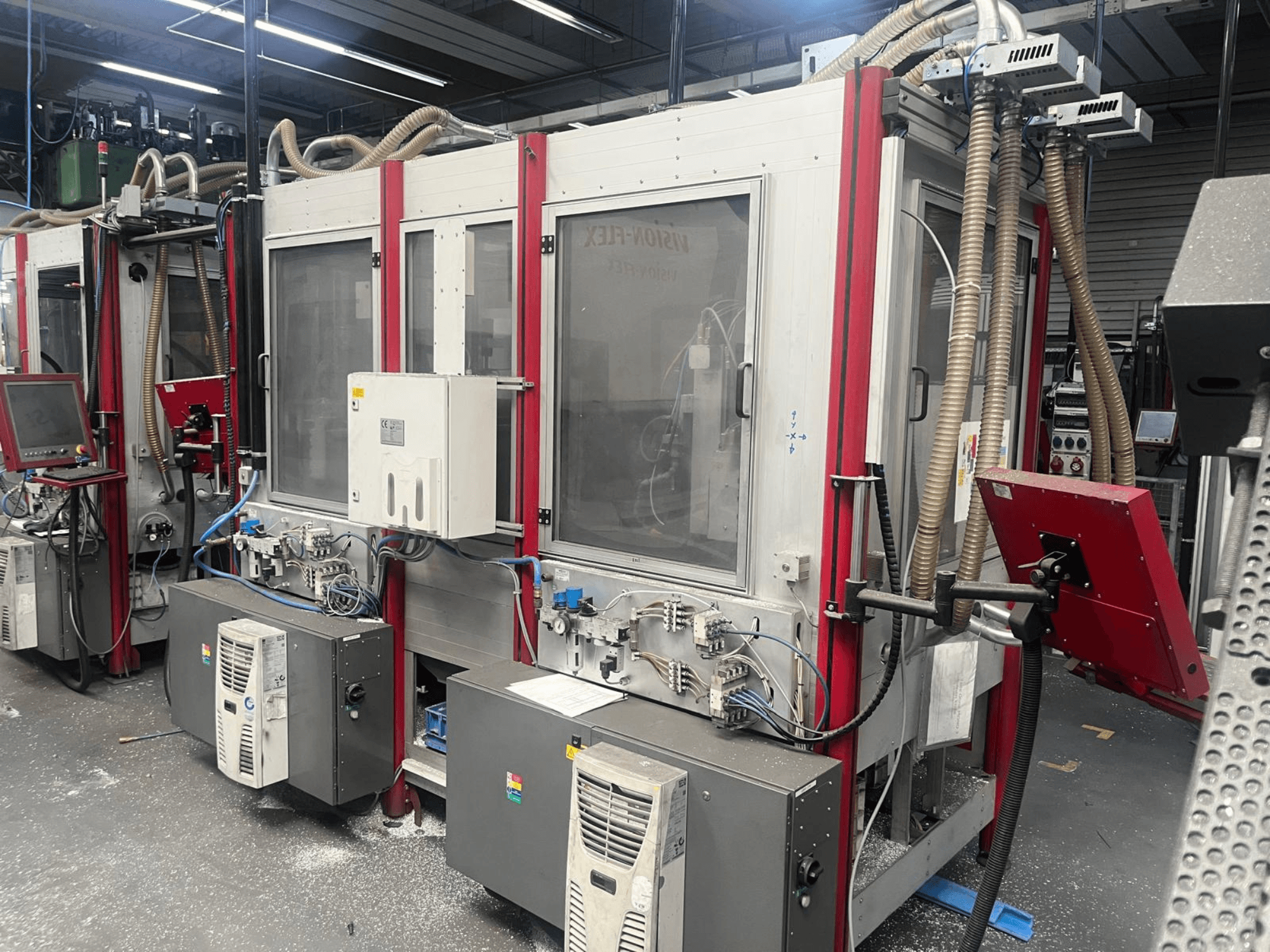 Portalfreesmachine ISEL FlatCom M30 DoppelFlat 75-35, vooraanzicht, met het bedieningspaneel en de aangesloten slangen.