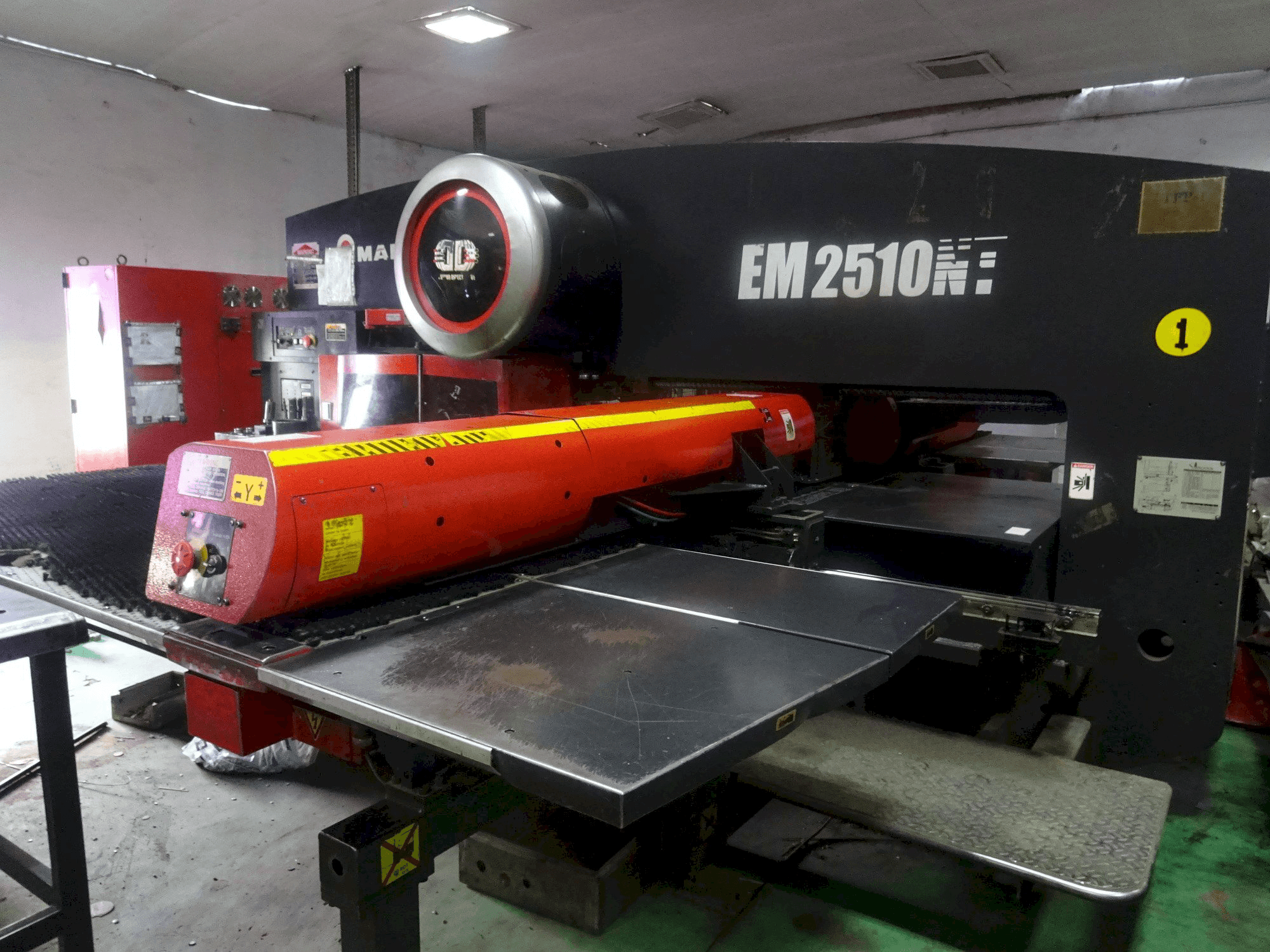 Vooraanzicht van AMADA EM 2510 NT machine