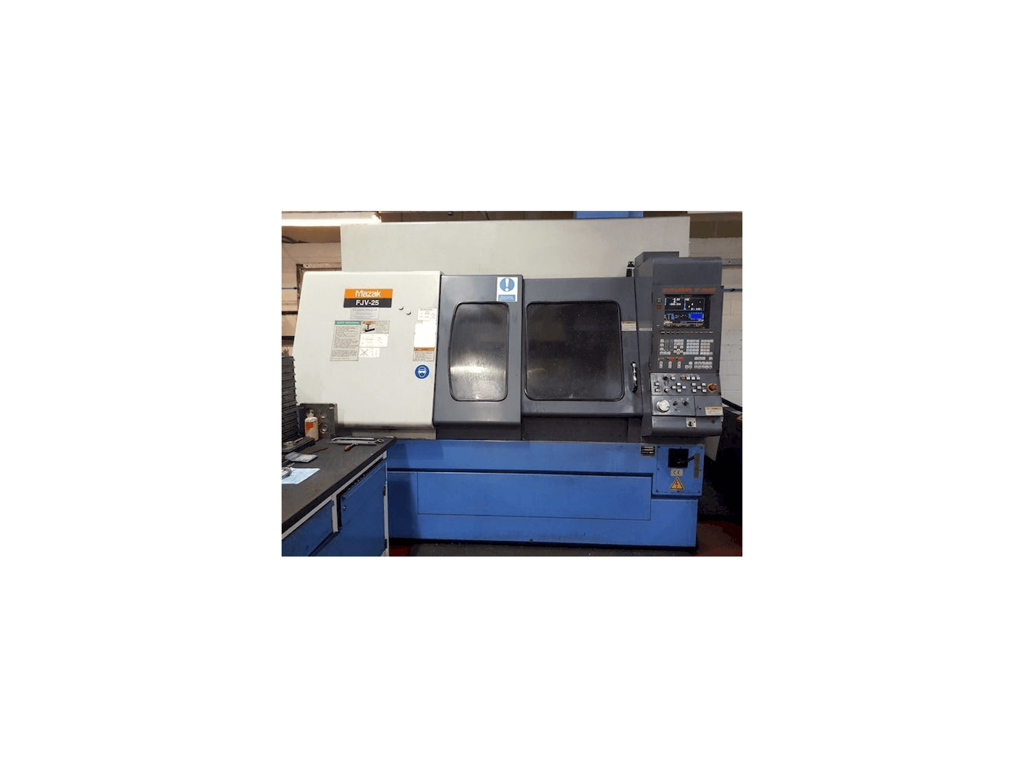 Vooraanzicht van Mazak FJV-25 machine