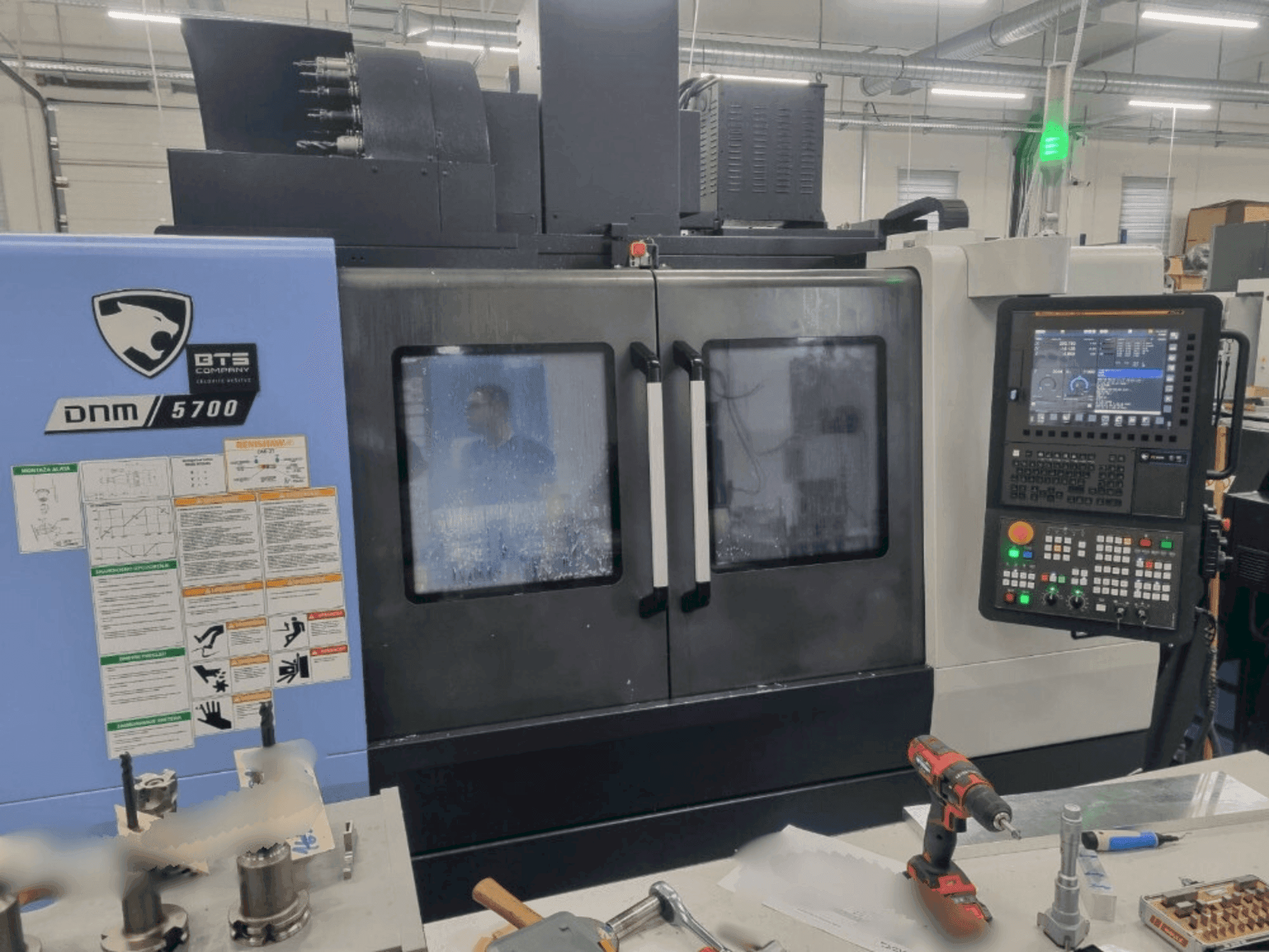 Vooraanzicht van DN SOLUTIONS DNM 5700 machine