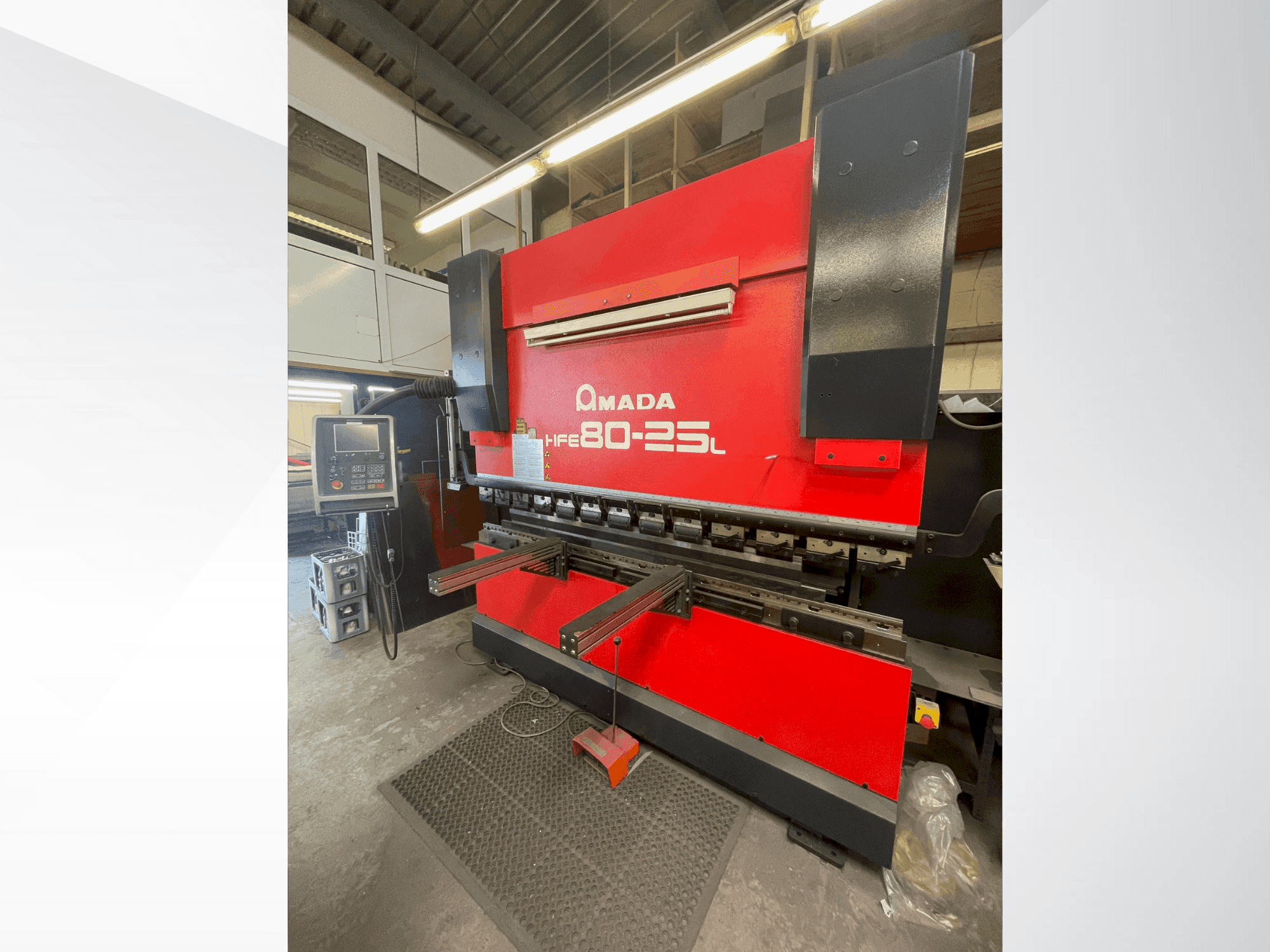 Vooraanzicht van AMADA HFE 80-25 L machine