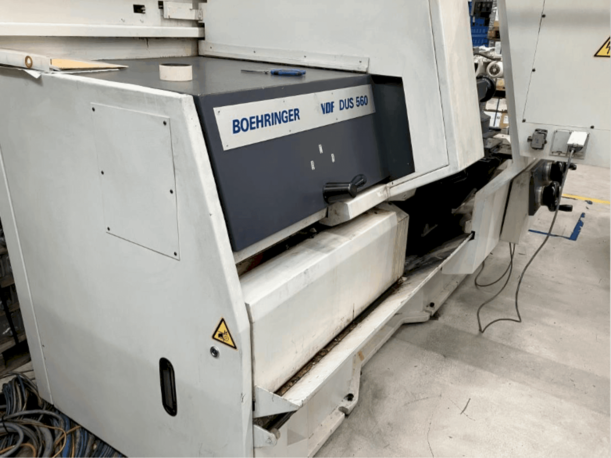 Vooraanzicht van BOEHRINGER VDF DUS 560 machine