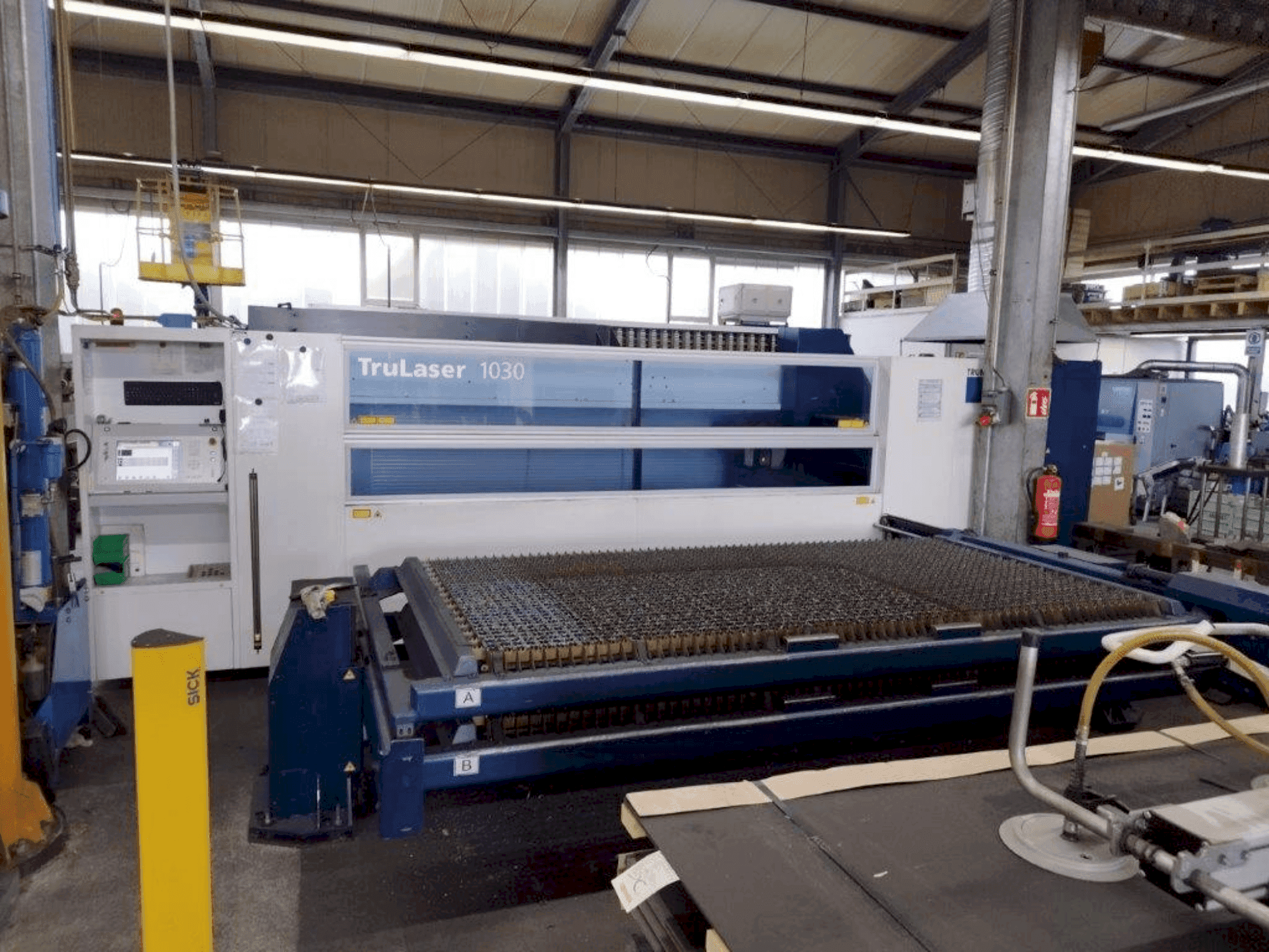 Vooraanzicht van TRUMPF TruLaser 1030 machine