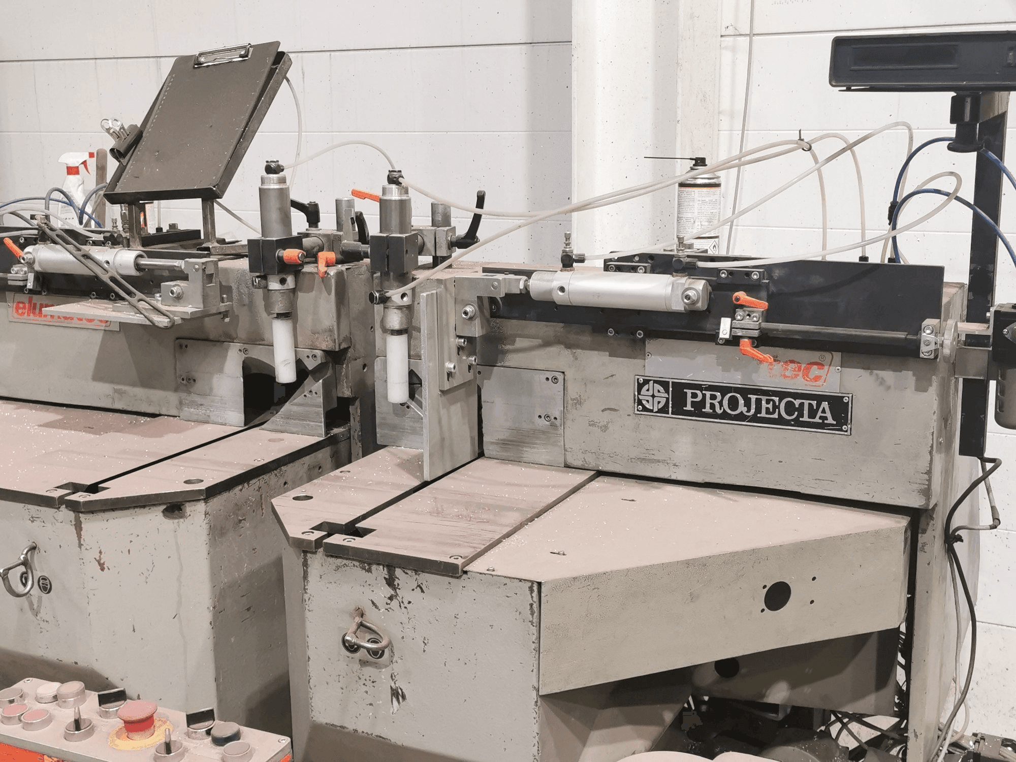 Vooraanzicht van Elumatec DG 104 machine