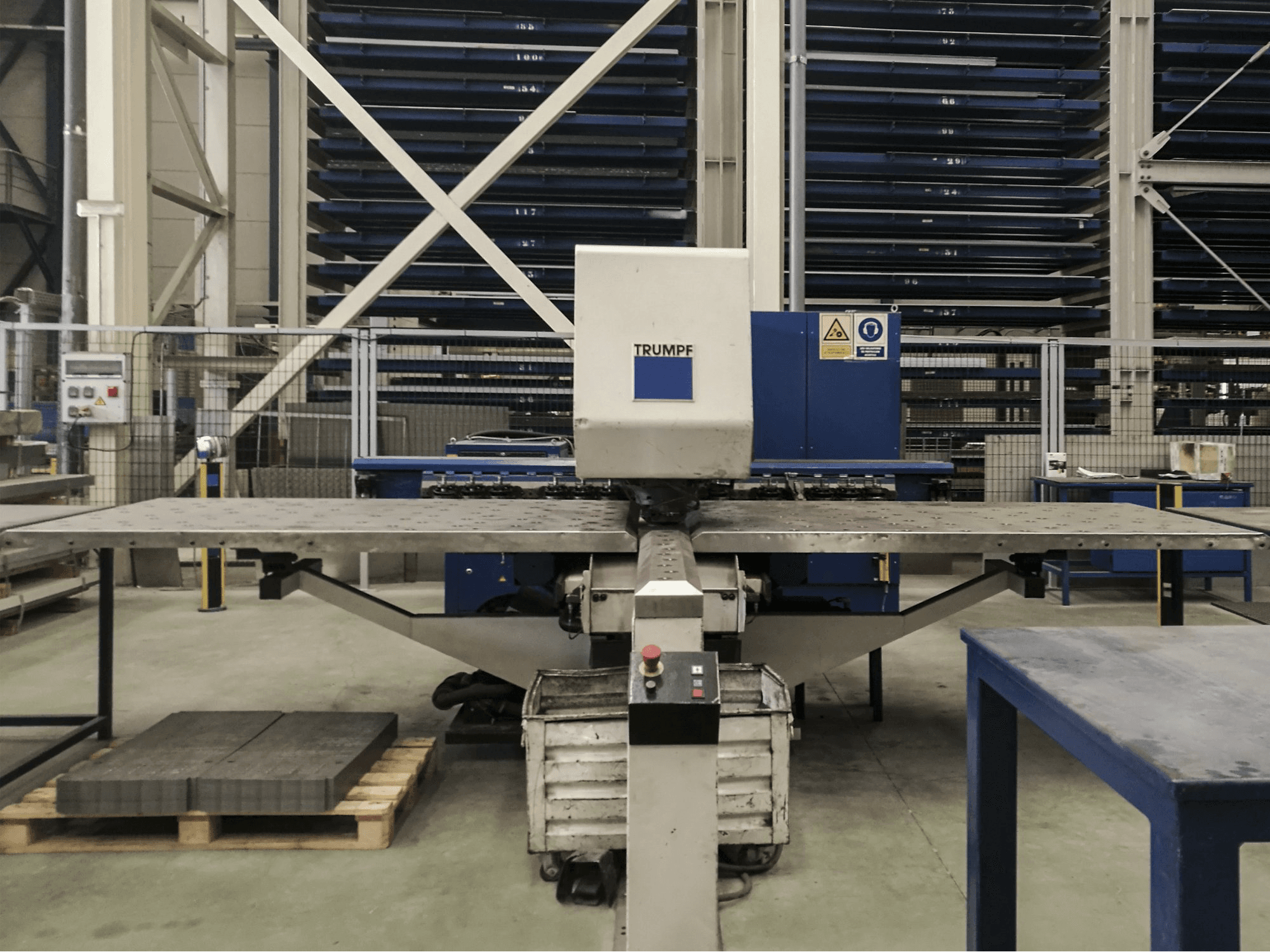 Vooraanzicht van Trumpf Trumatic 200 machine