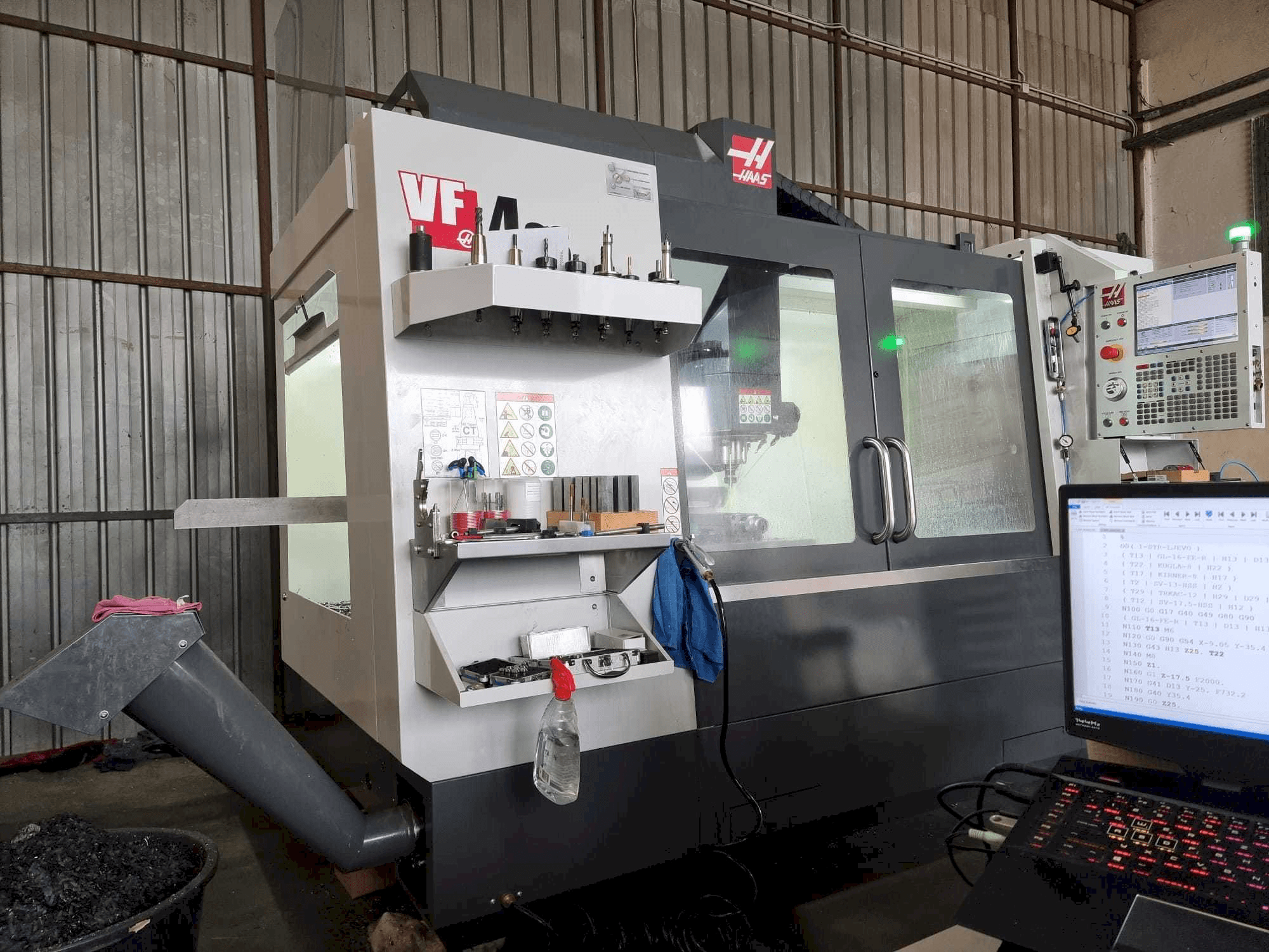 Vooraanzicht van HAAS VF4SS machine