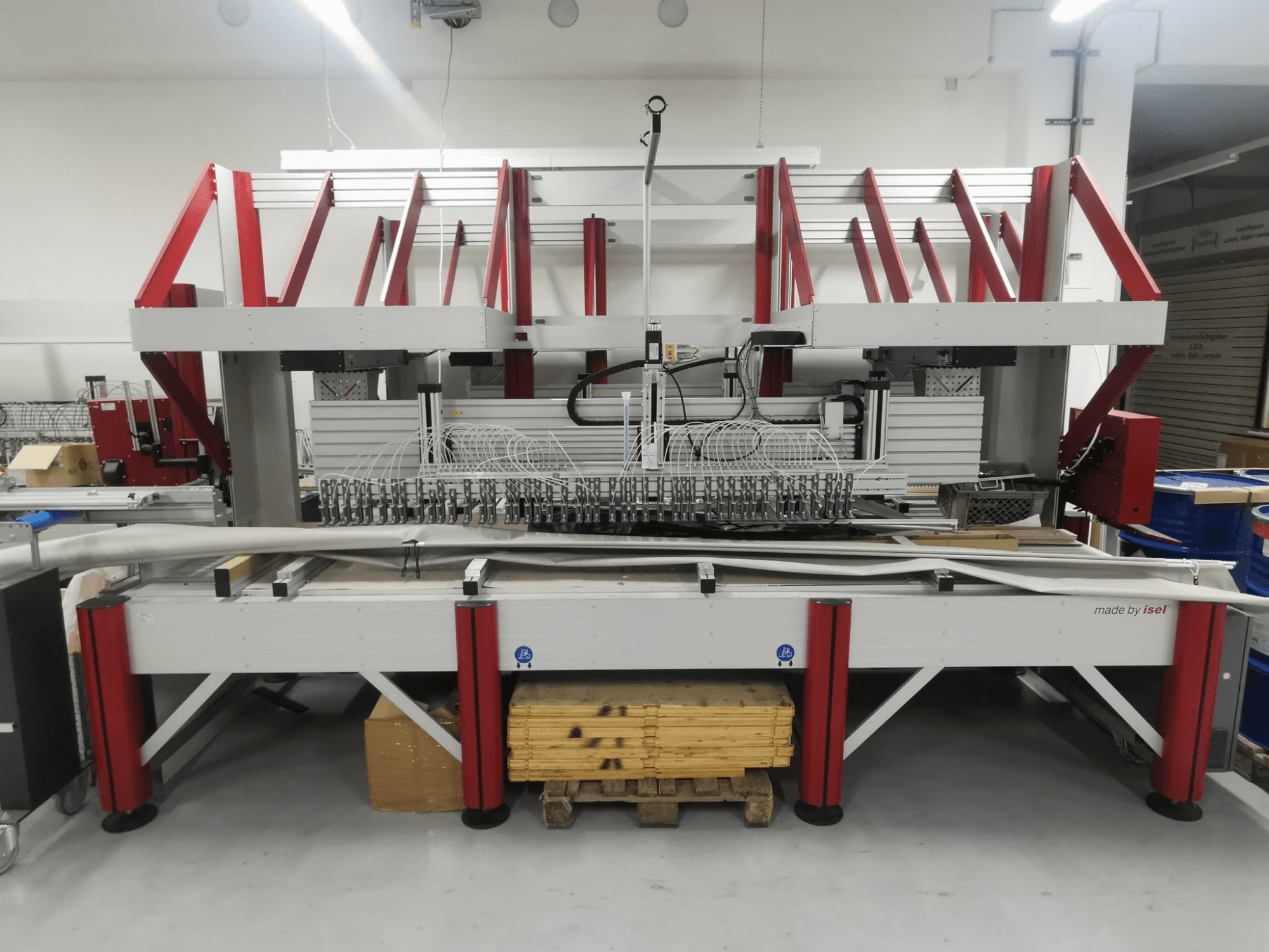 Portalfreesmachine ISEL ATN Vergusssystem 3, vooraanzicht met rood-wit frame, zichtbaar werkgebied en gereedschapshouders.